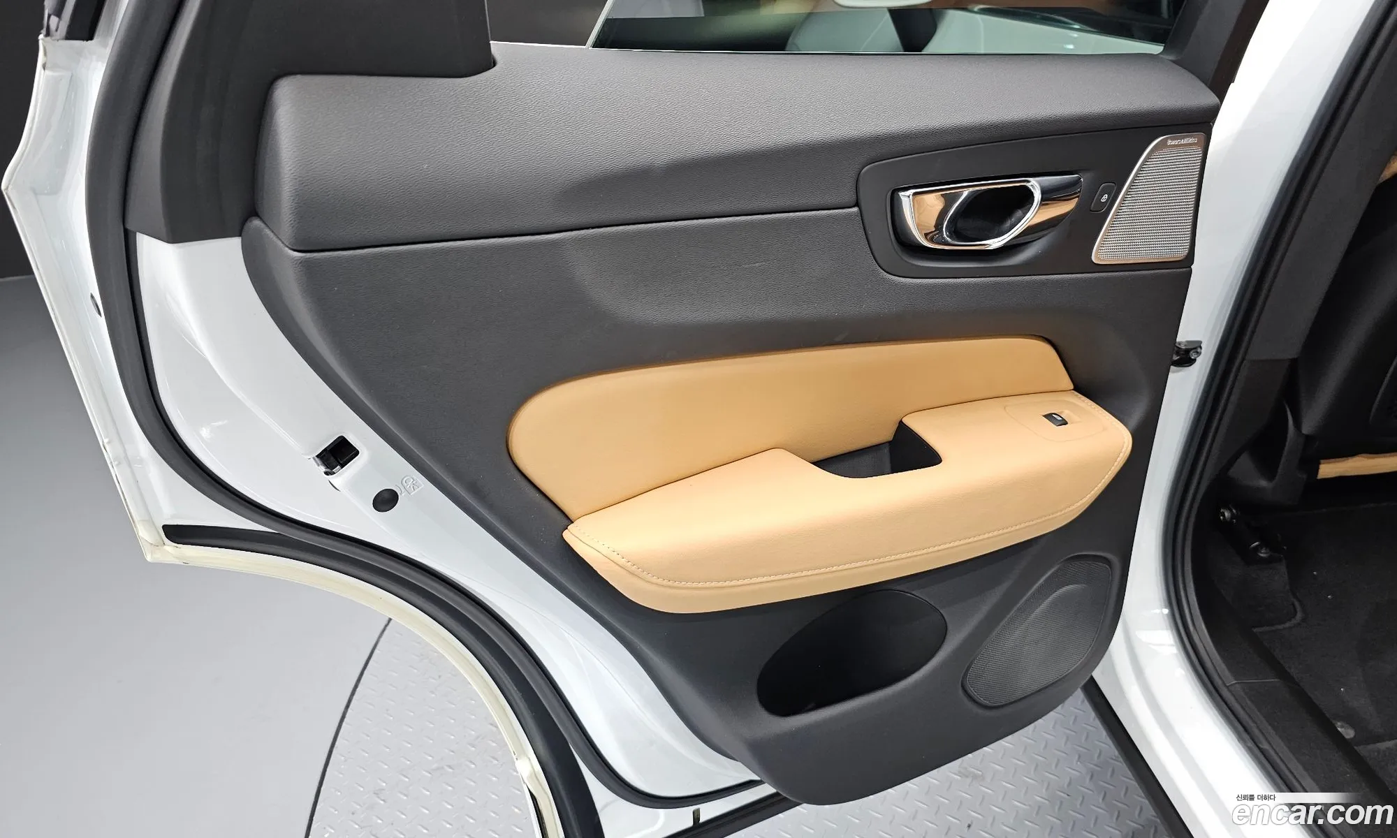 Volvo XC60 2018 YV1UZ68TCJ1107283 — 16