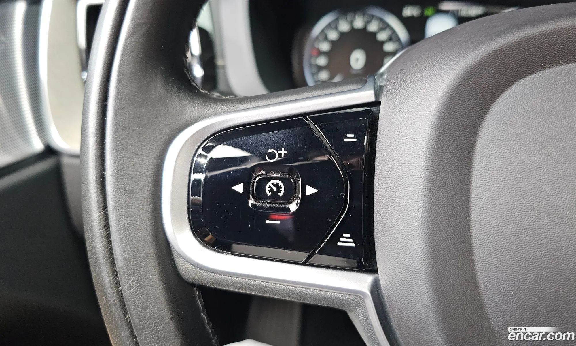 Volvo XC60 2018 YV1UZ68TCJ1107283 — 18