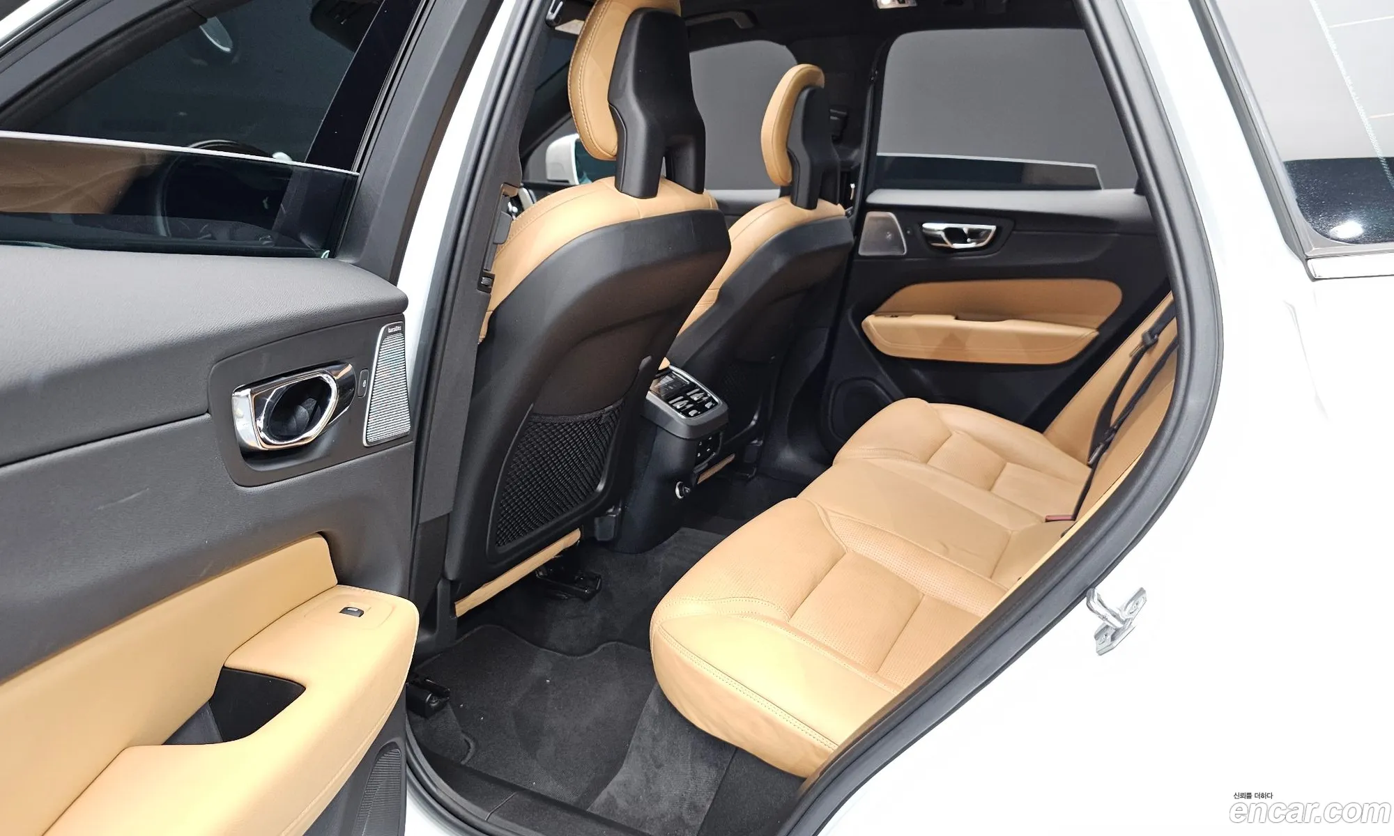 Volvo XC60 2018 YV1UZ68TCJ1107283 — 21