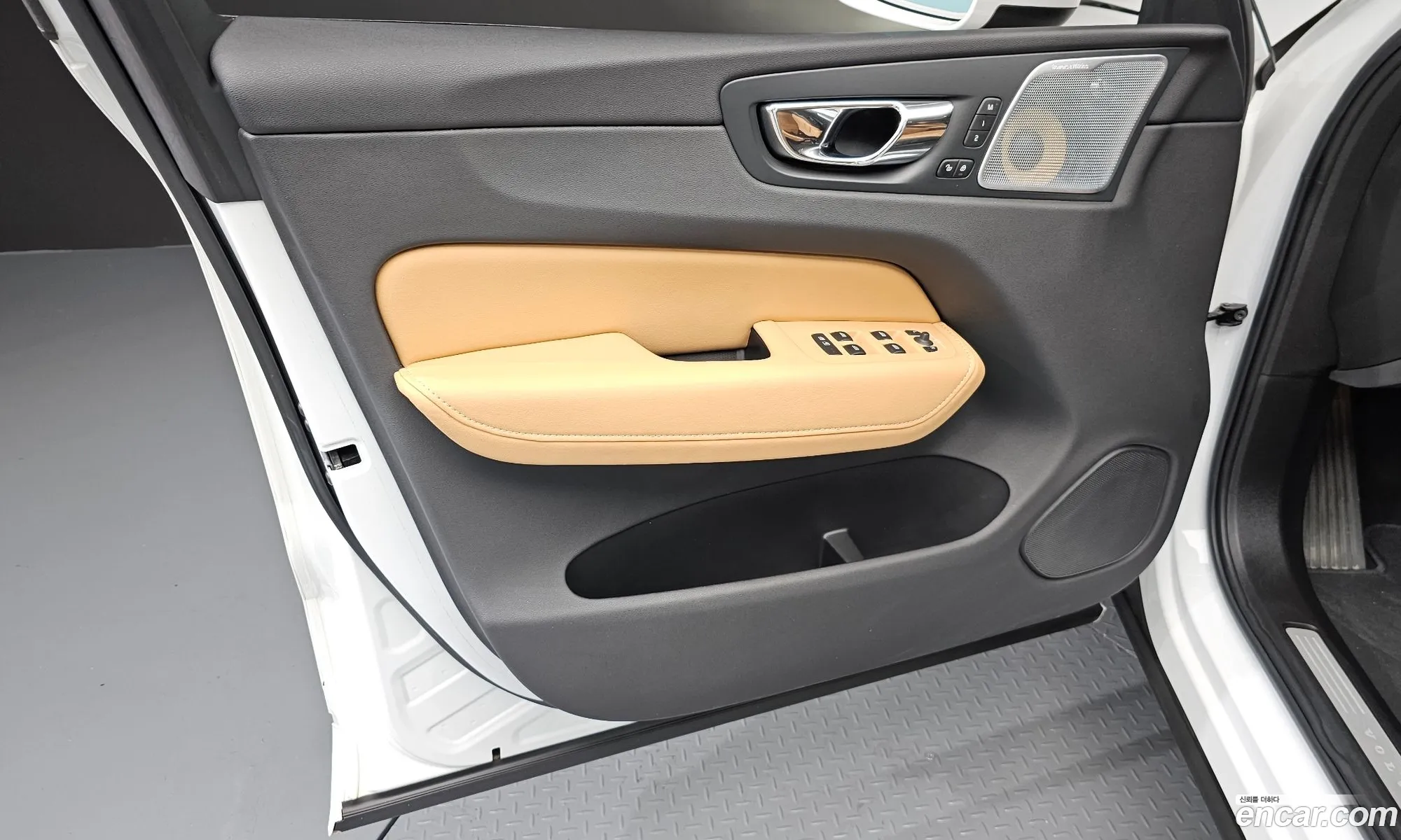 Volvo XC60 2018 YV1UZ68TCJ1107283 — 11