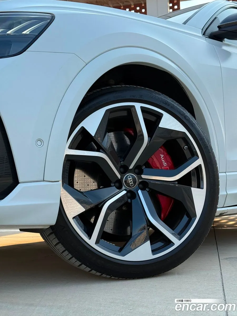 Audi RSQ8