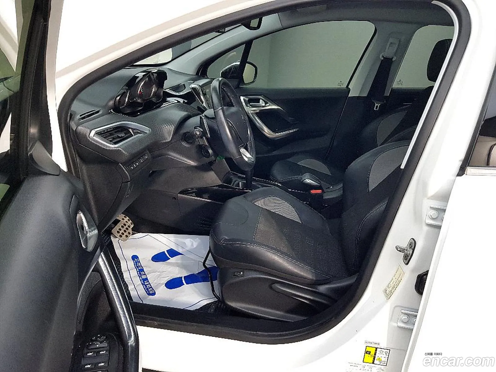 Peugeot 2008 2015 — 8