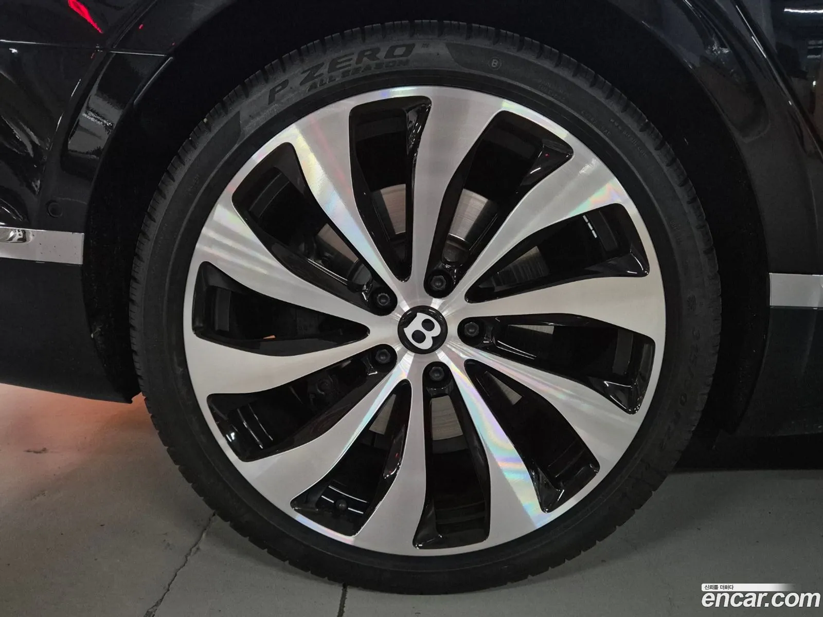 Bentley Flying Spur 2023 — 17