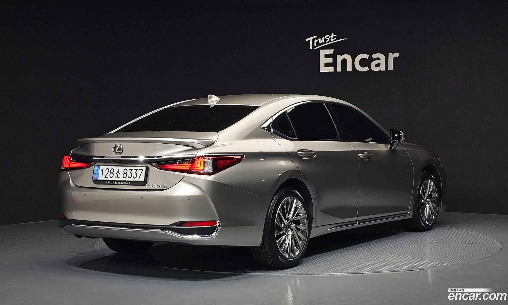 Lexus ES300h 7th Gen 2025 JTHBA1C18T2028586 — 18