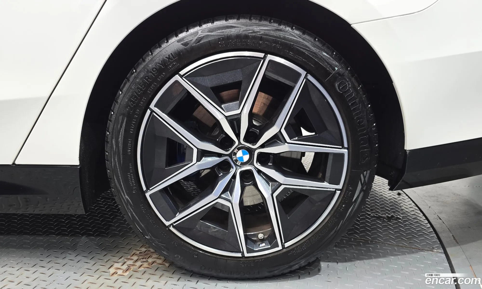 BMW 5 Series 2023 WBA21FJ01RCP62818 — 28