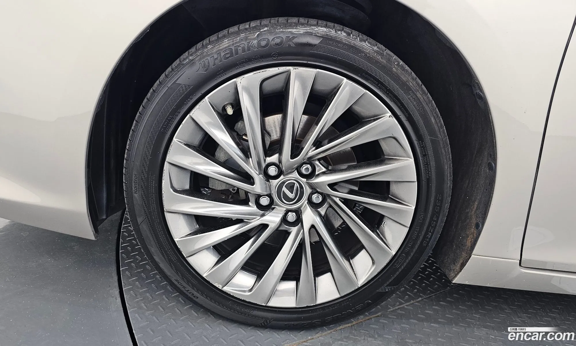 Lexus ES300h 7th Gen 2018 JTHB21B12K2004815 — 7