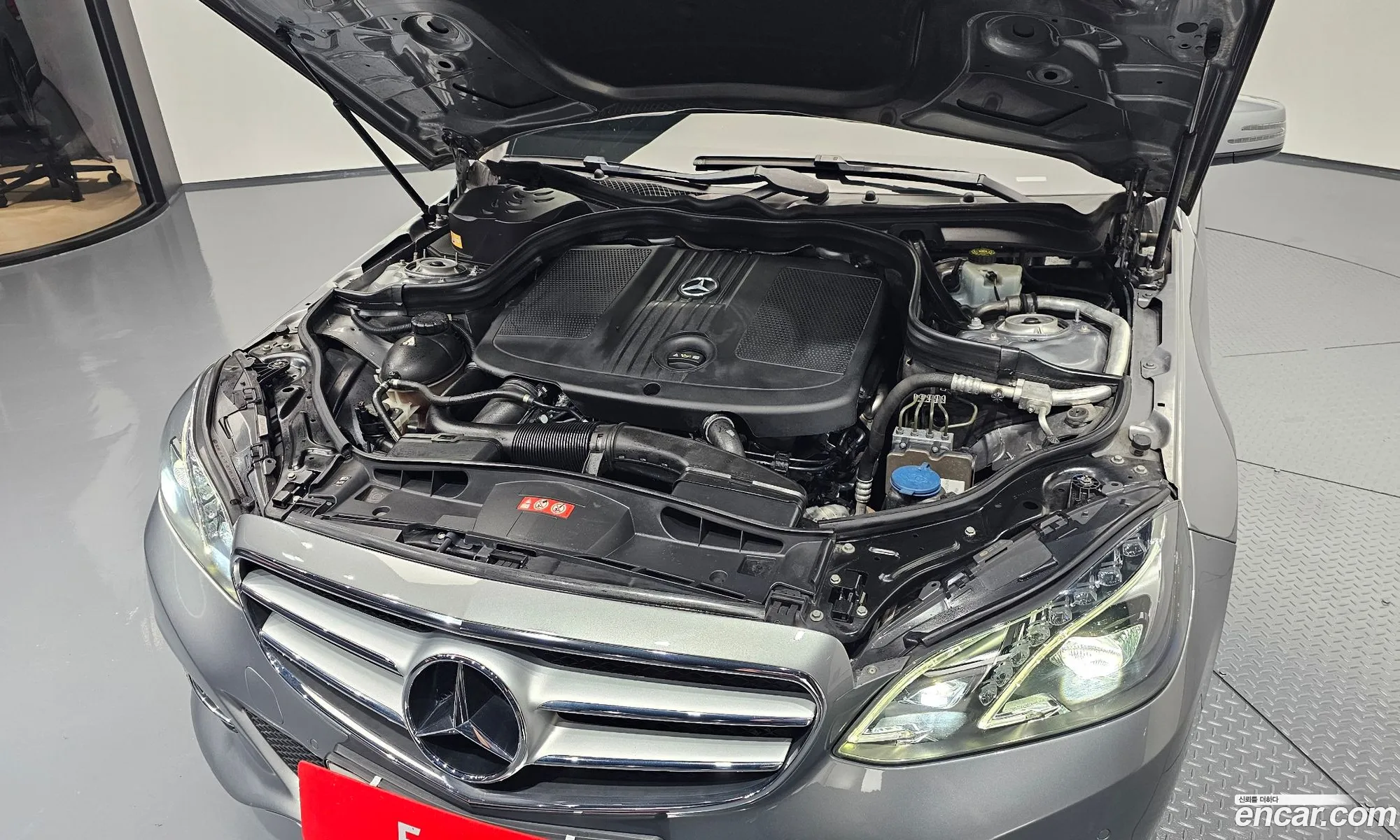 Mercedes-Benz E-Class W212 2014 WDDHF8CB4EB034098 — 14