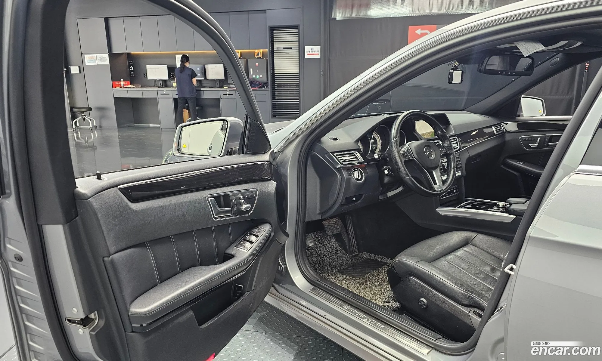 Mercedes-Benz E-Class W212 2014 WDDHF8CB4EB034098 — 6
