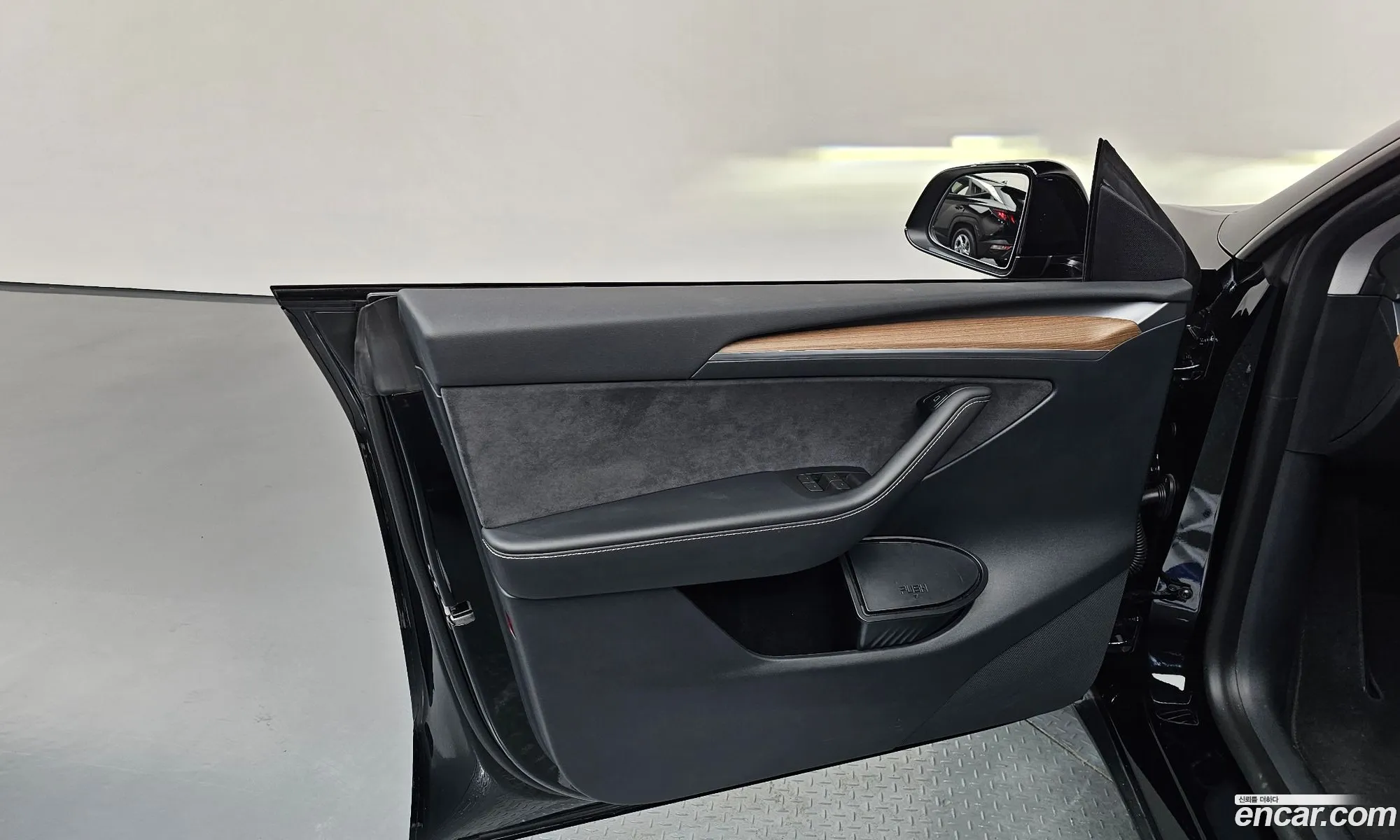 Tesla Model Y 2024 LRWYGCFS2RC565173 — 27