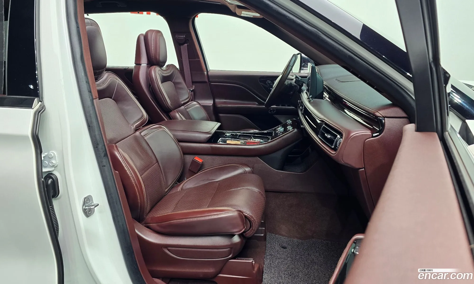 Lincoln Aviator 2020 5LM5J9XC7MGL01409 — 24