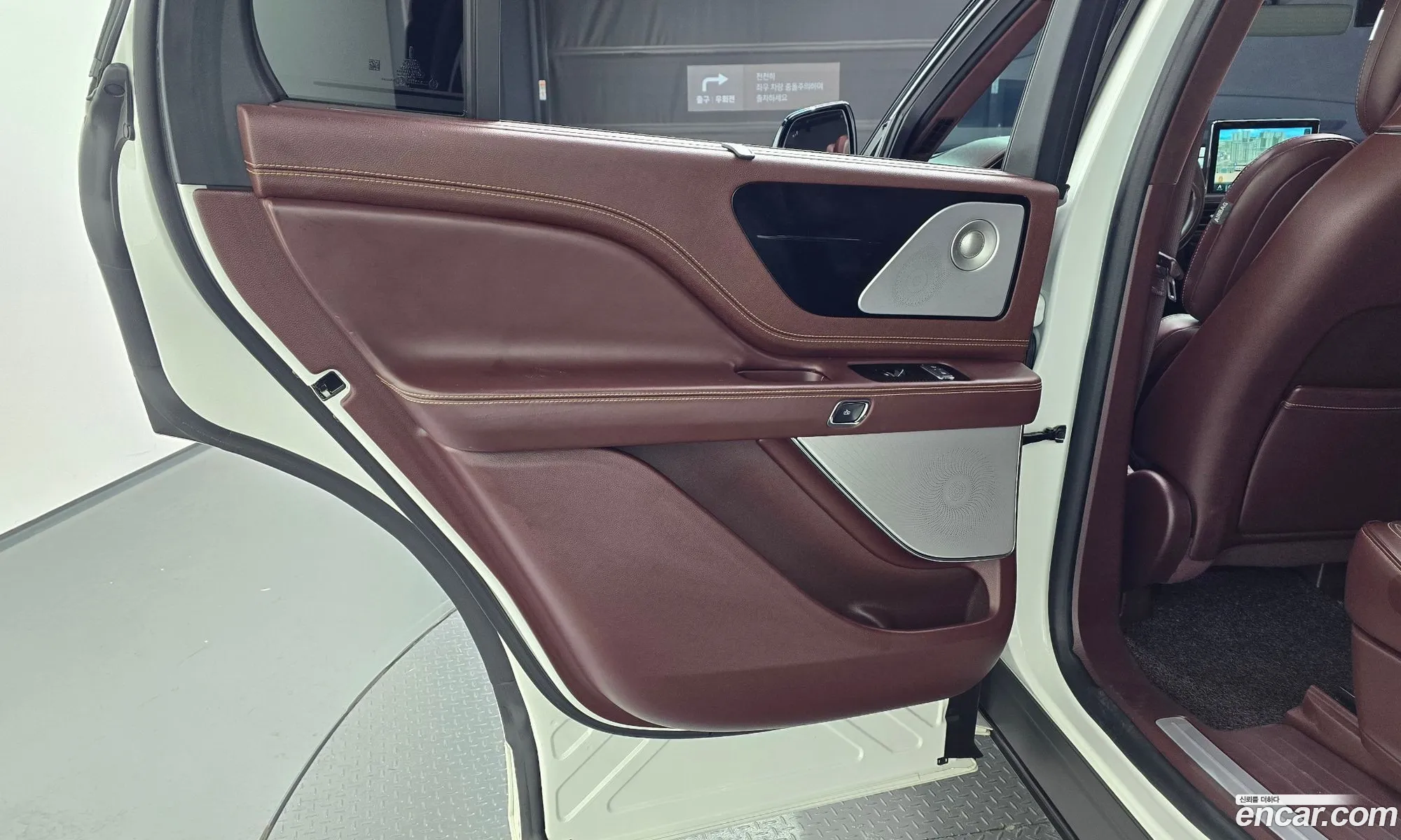 Lincoln Aviator 2020 5LM5J9XC7MGL01409 — 25