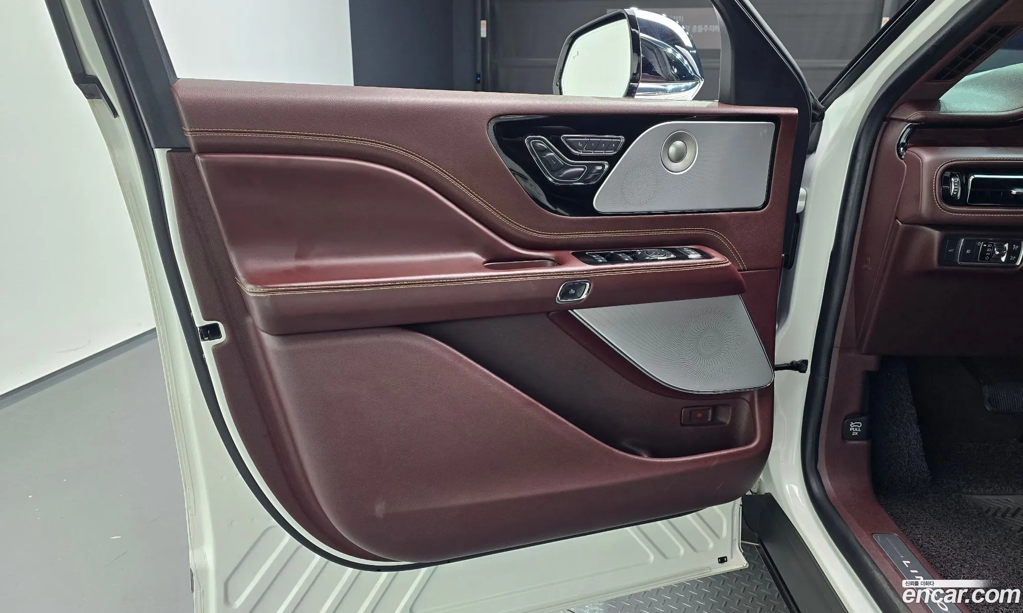 Lincoln Aviator 2020 5LM5J9XC7MGL01409 — 30