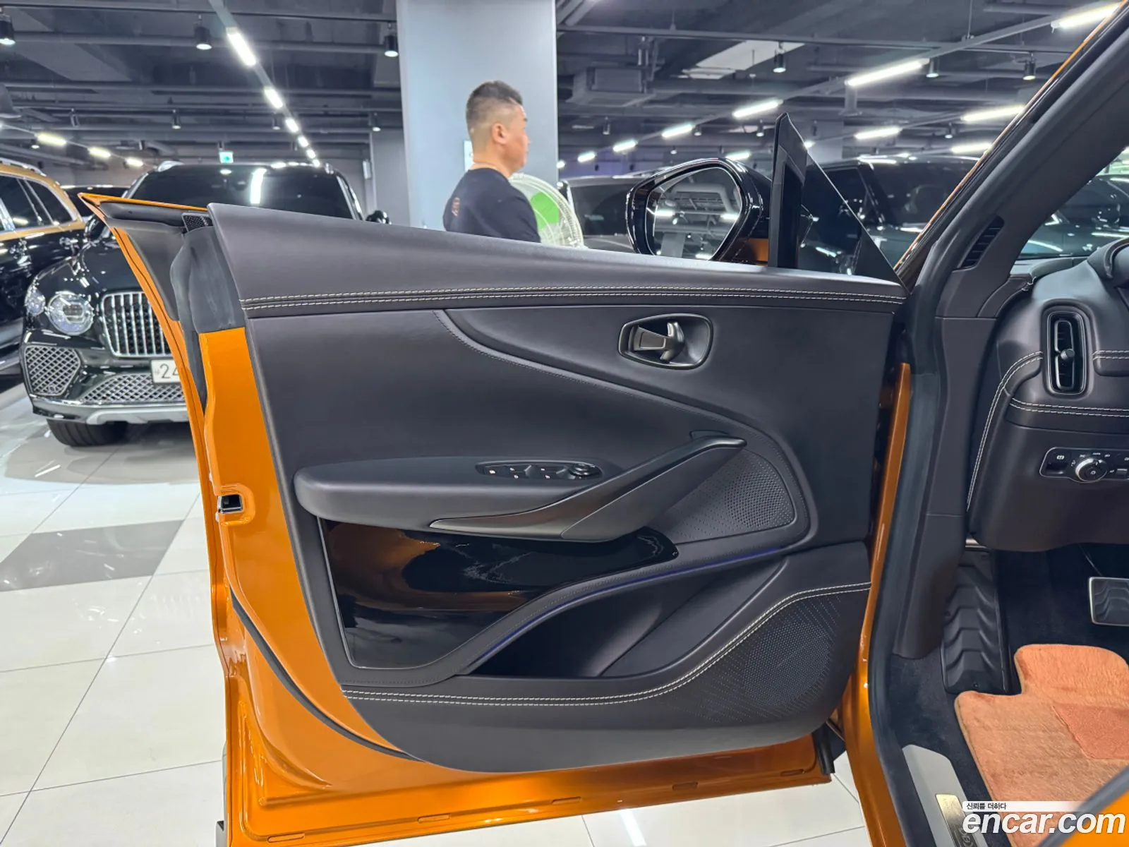 Aston Martin DBX 2023 — 11