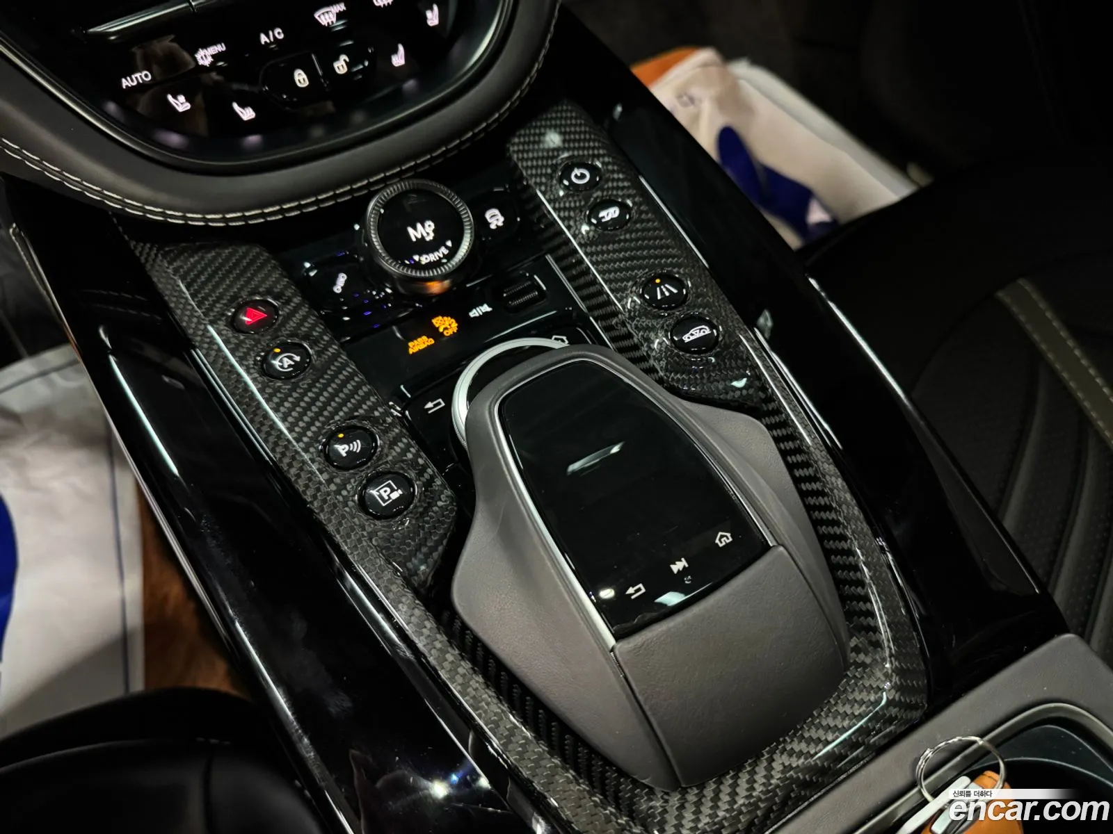 Aston Martin DBX 2023 — 7