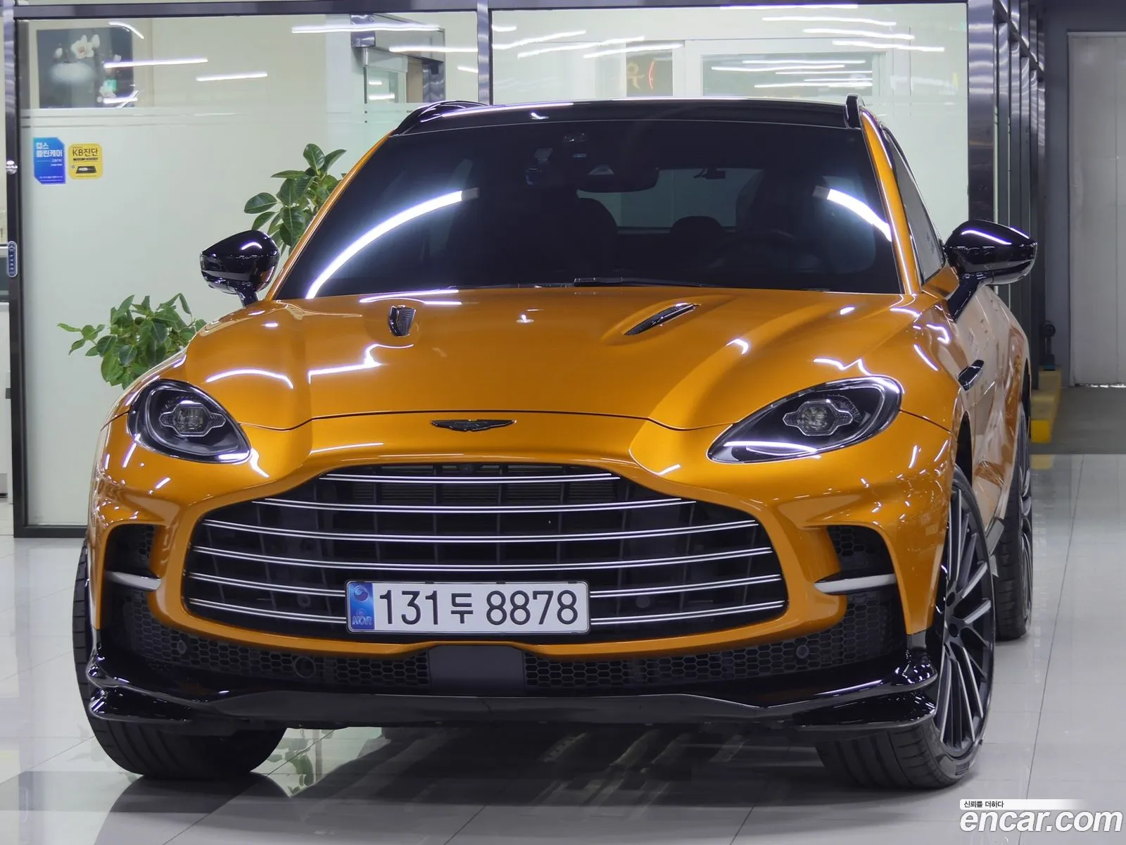 Aston Martin DBX 2023 — 16