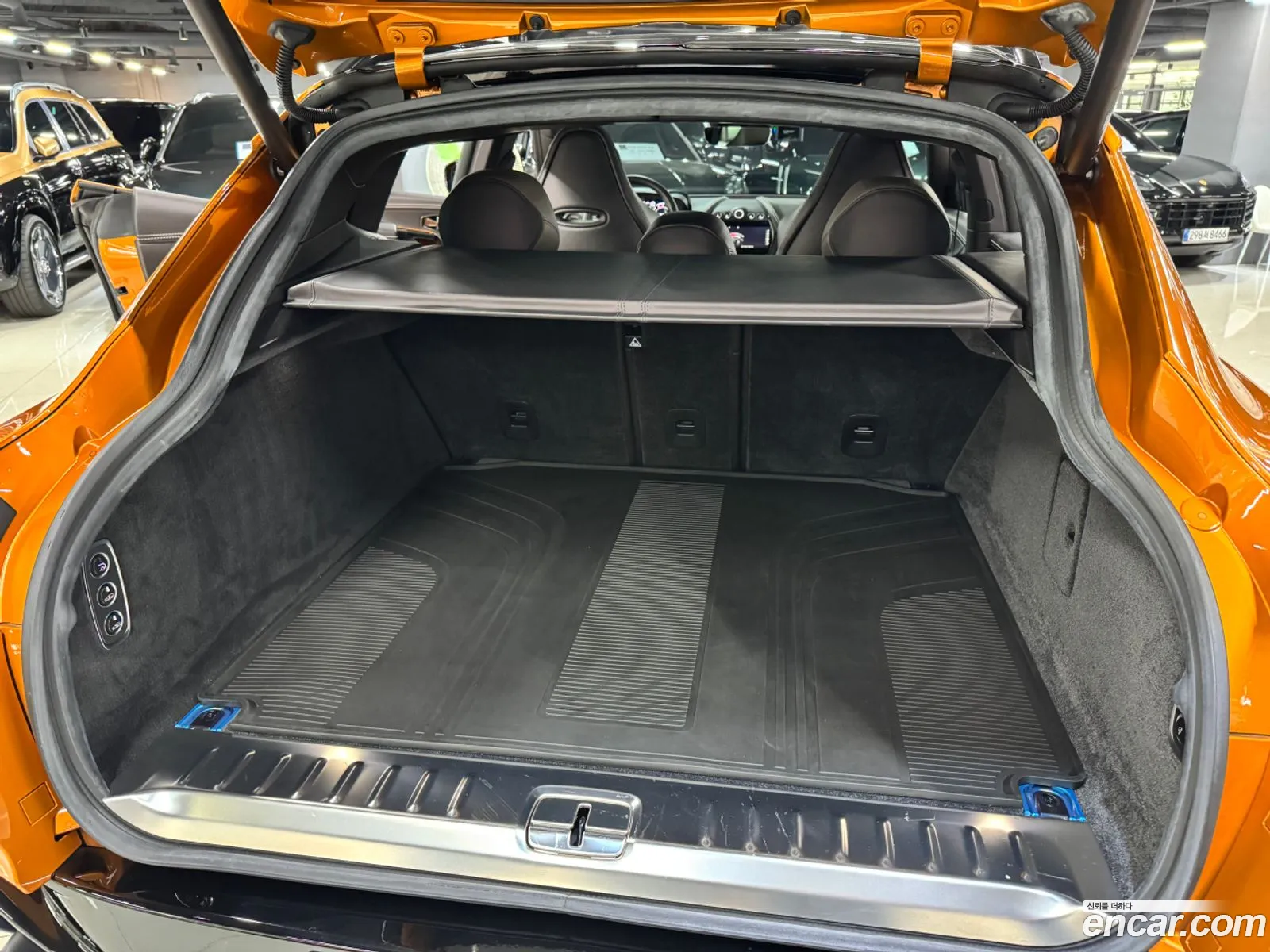Aston Martin DBX 2023 — 3