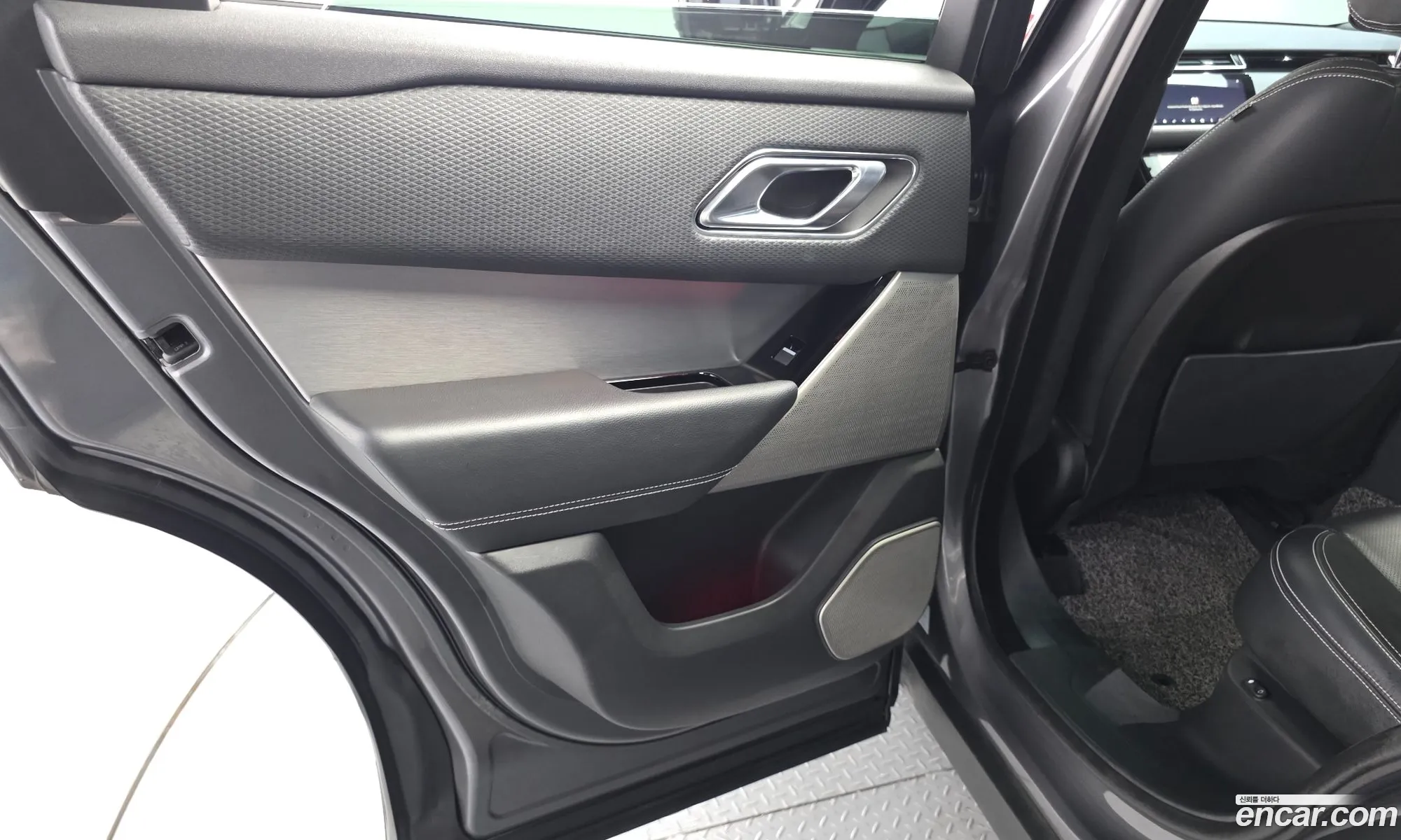 Land Rover Range Rover Velar 2019 — 28