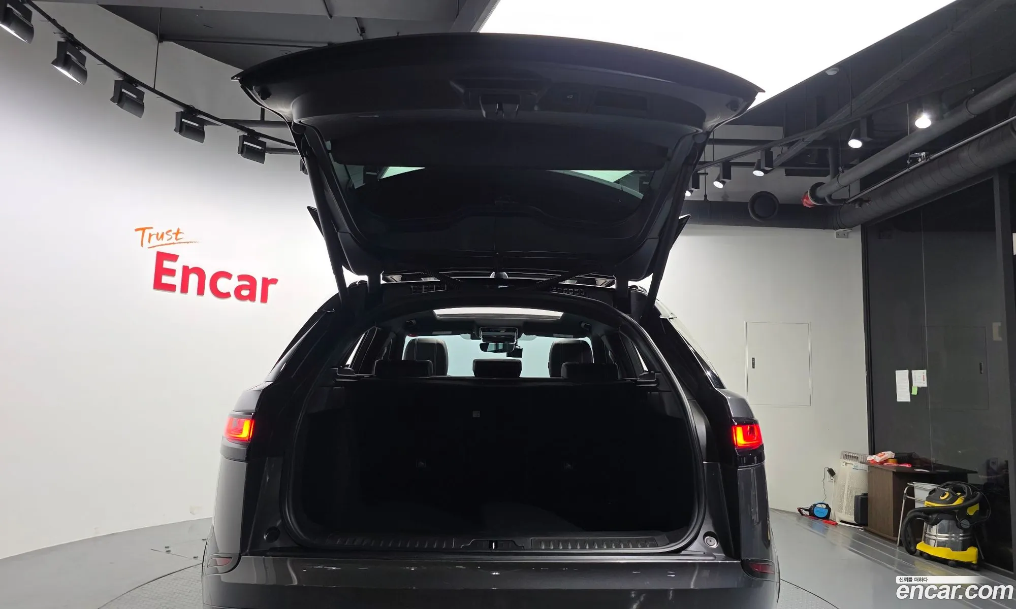 Land Rover Range Rover Velar 2019 — 32
