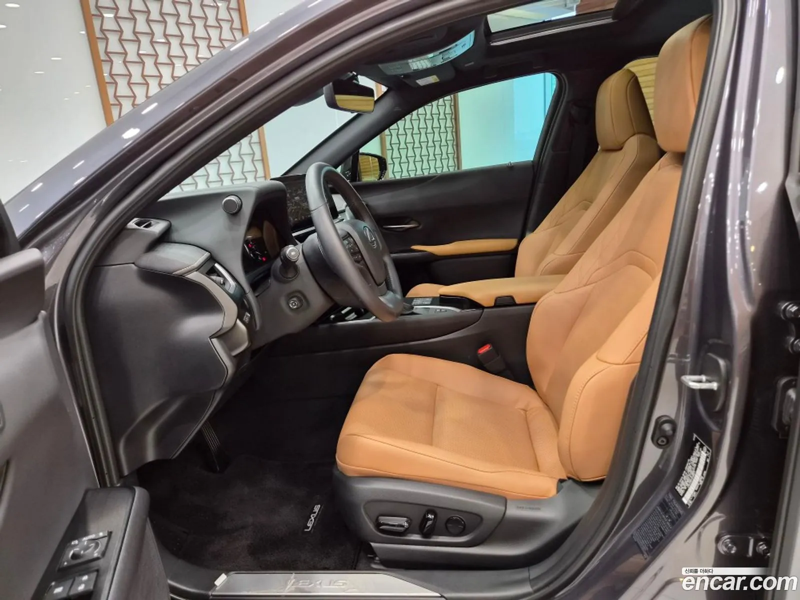 Lexus UX250h 2024 — 3