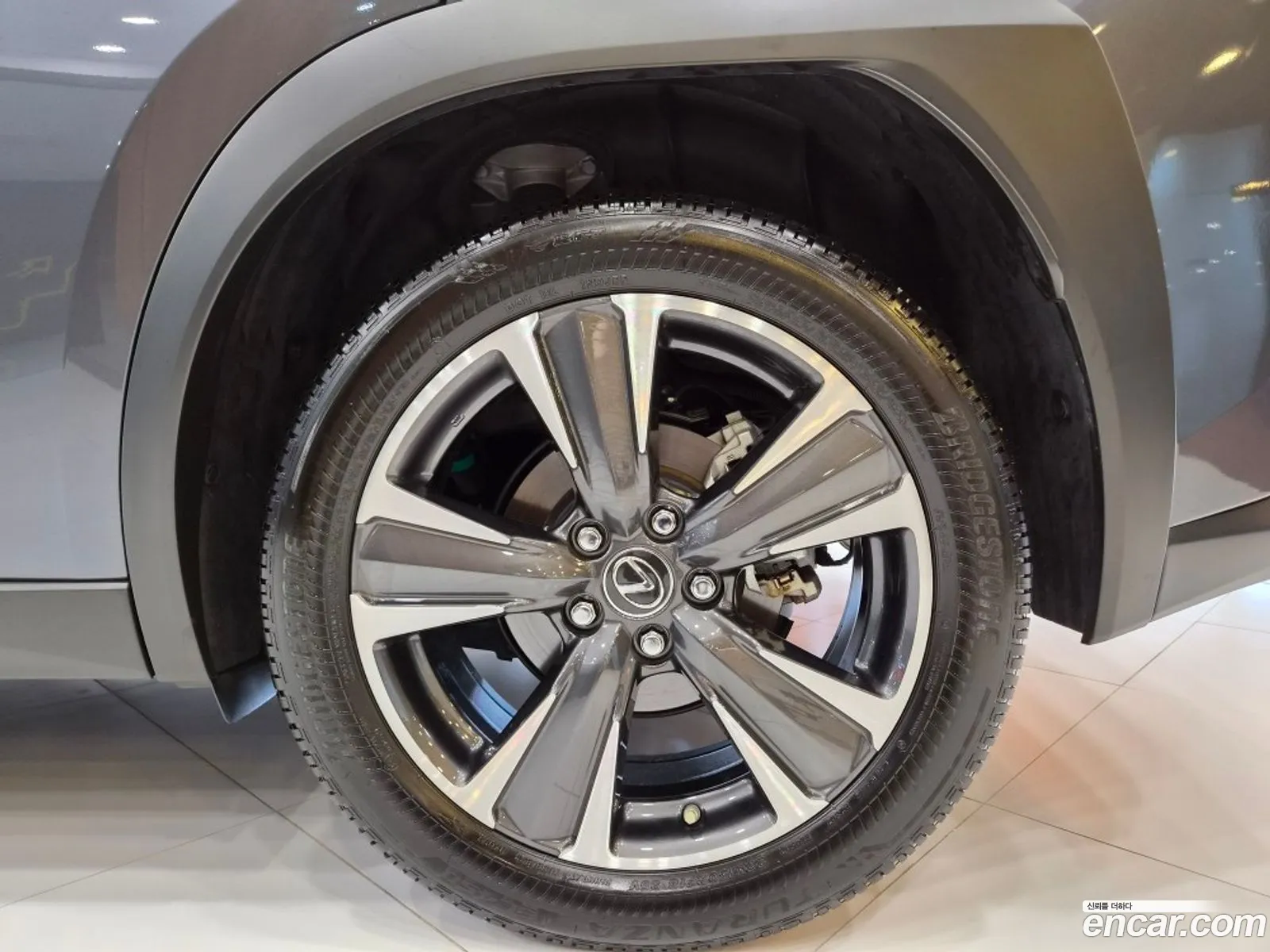 Lexus UX250h 2024 — 15