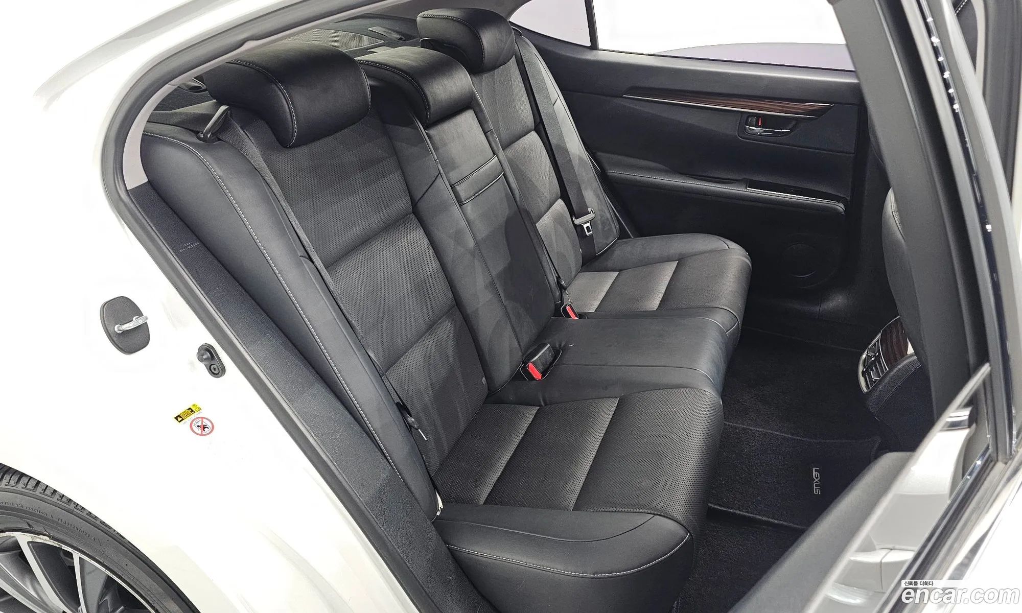 Lexus ES300h 2016 — 19