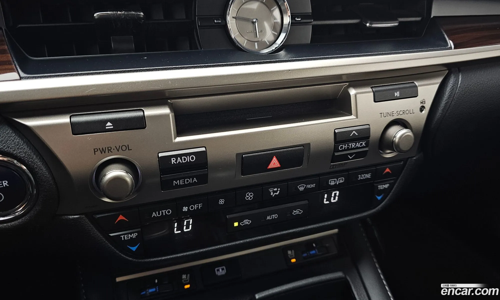 Lexus ES300h 2016 — 11