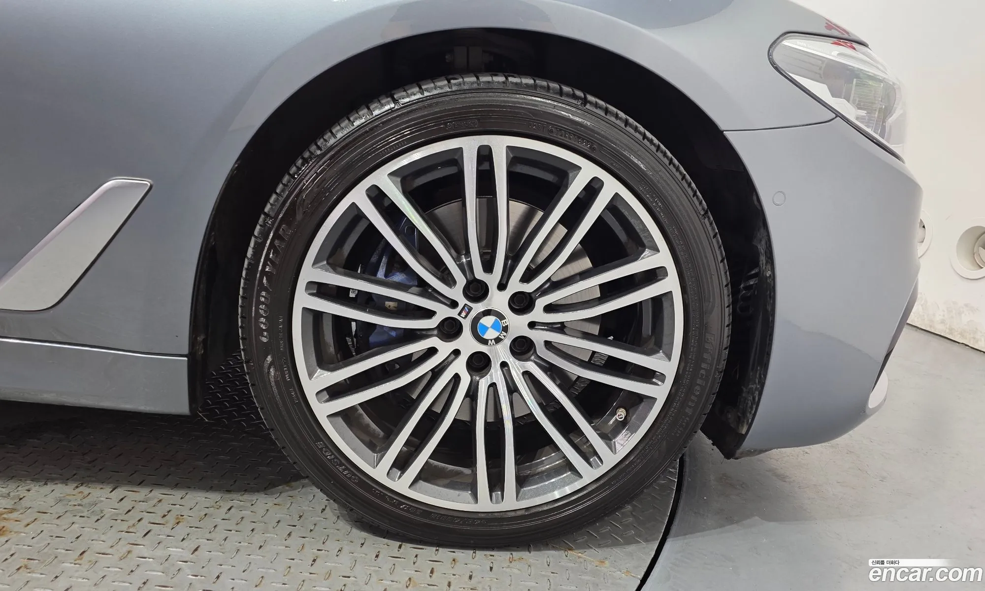 BMW 5 Series 2018 WBAJD3108JWC99471 — 19