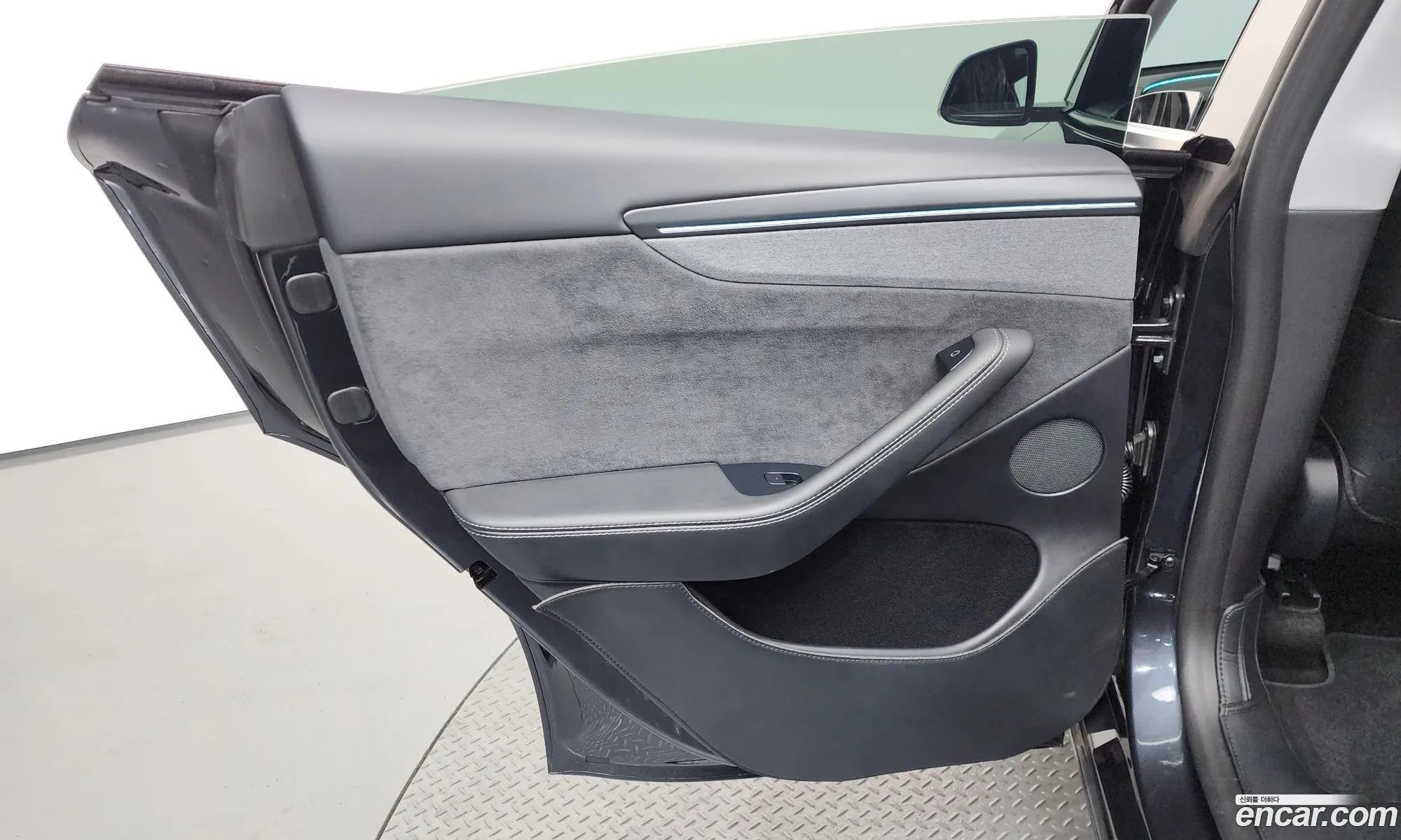 Tesla Model Y 2025 LRWYGCEK6SC046523 — 25