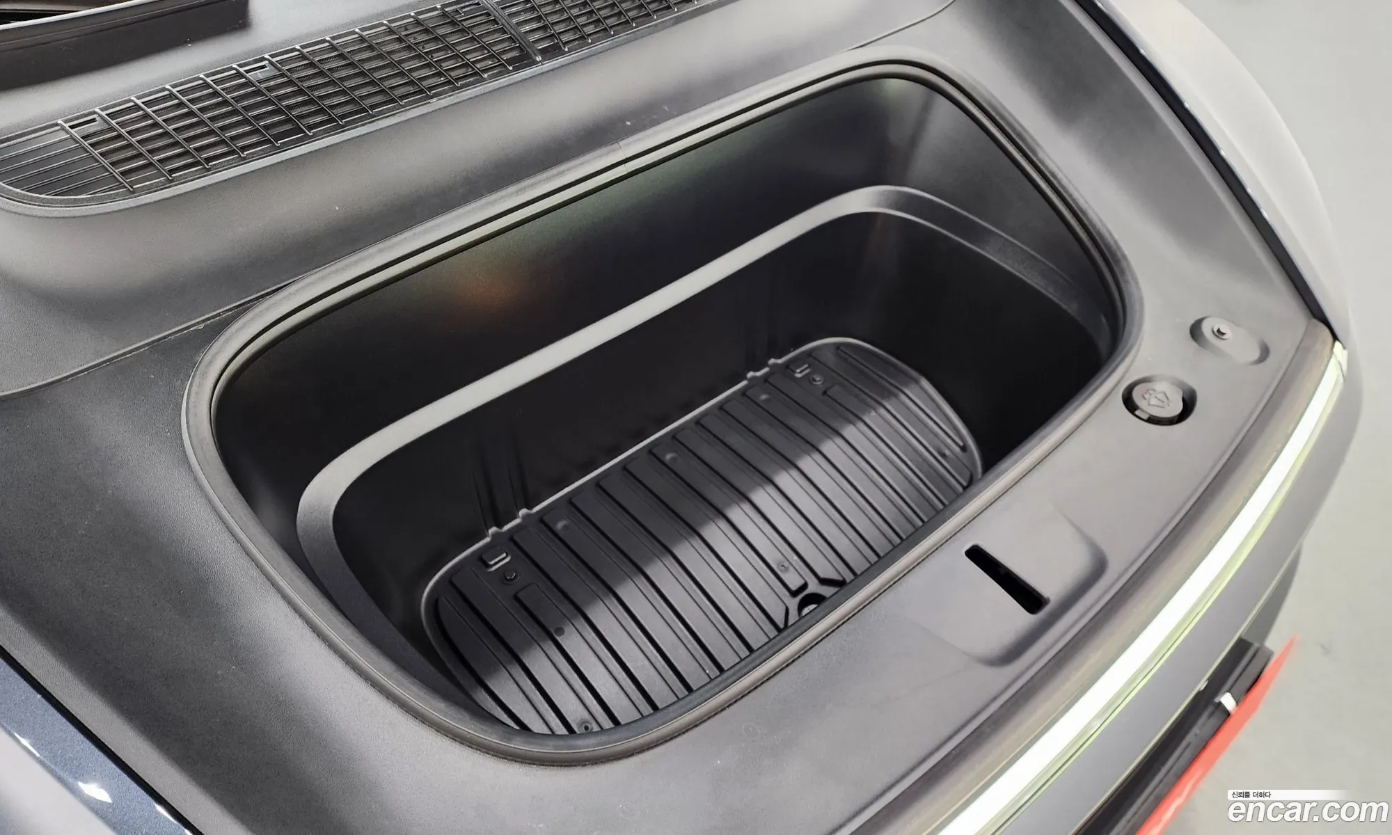 Tesla Model Y 2025 LRWYGCEK6SC046523 — 32