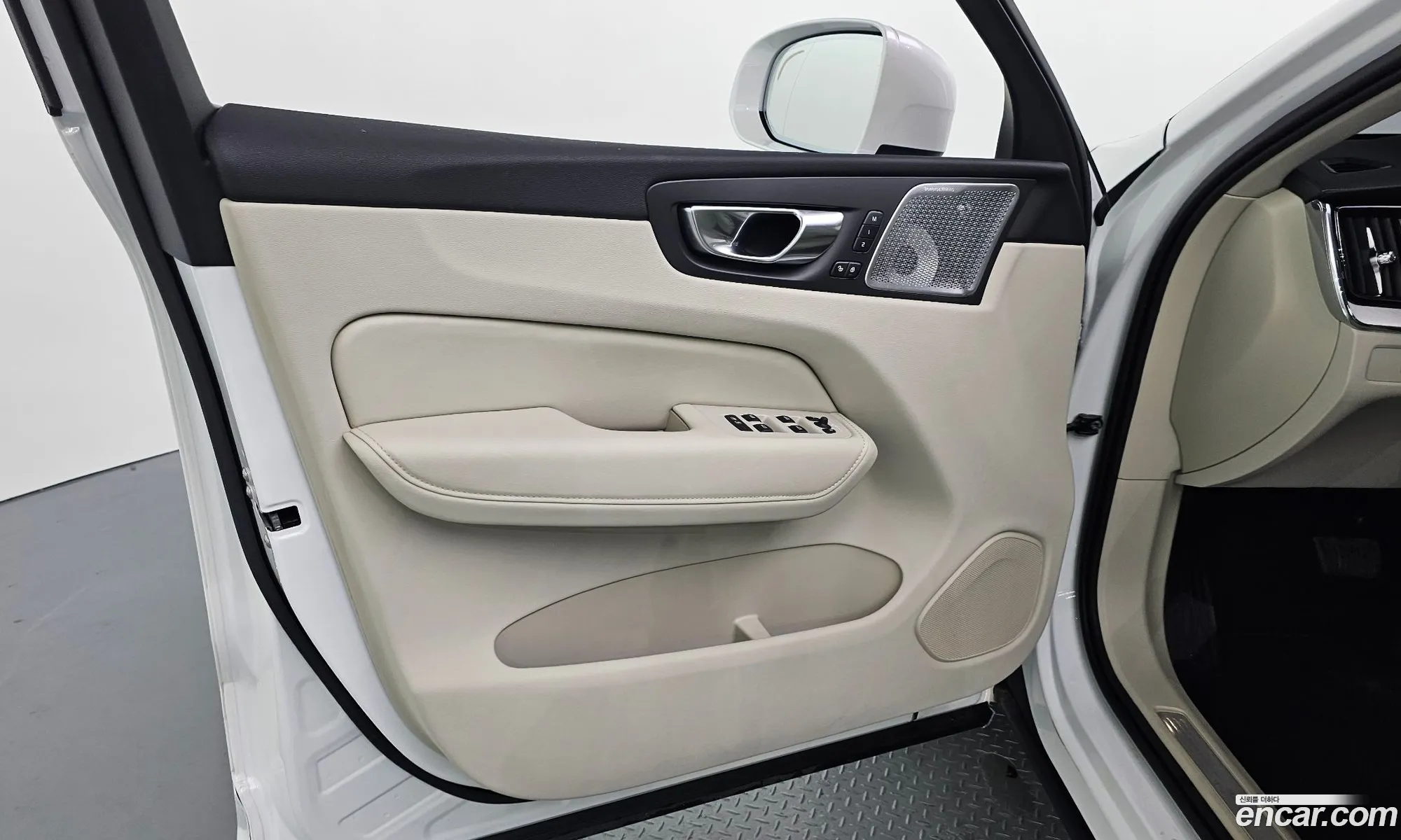 Volvo XC60 2025 YV1UZM12XT1287032 — 6