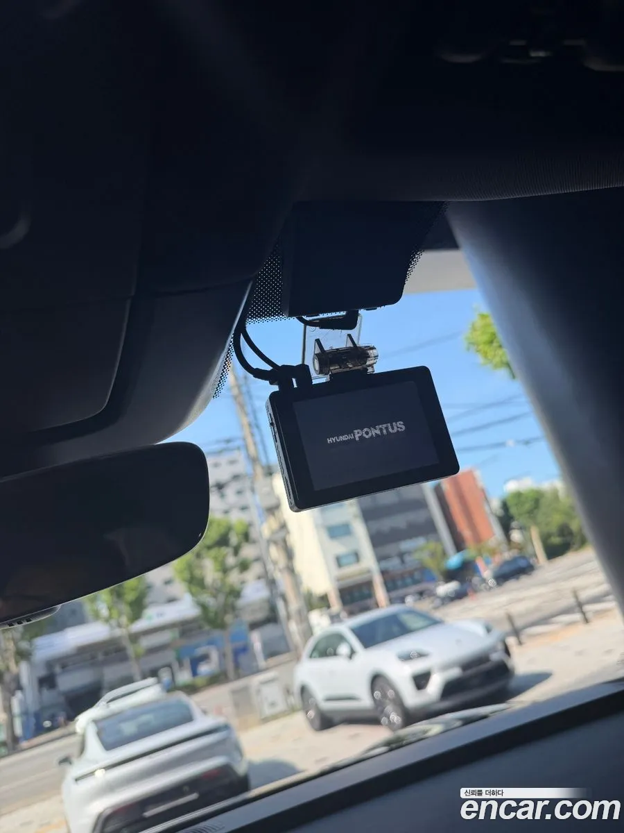 Porsche Macan EV