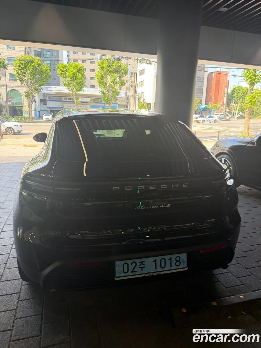 Porsche Macan EV