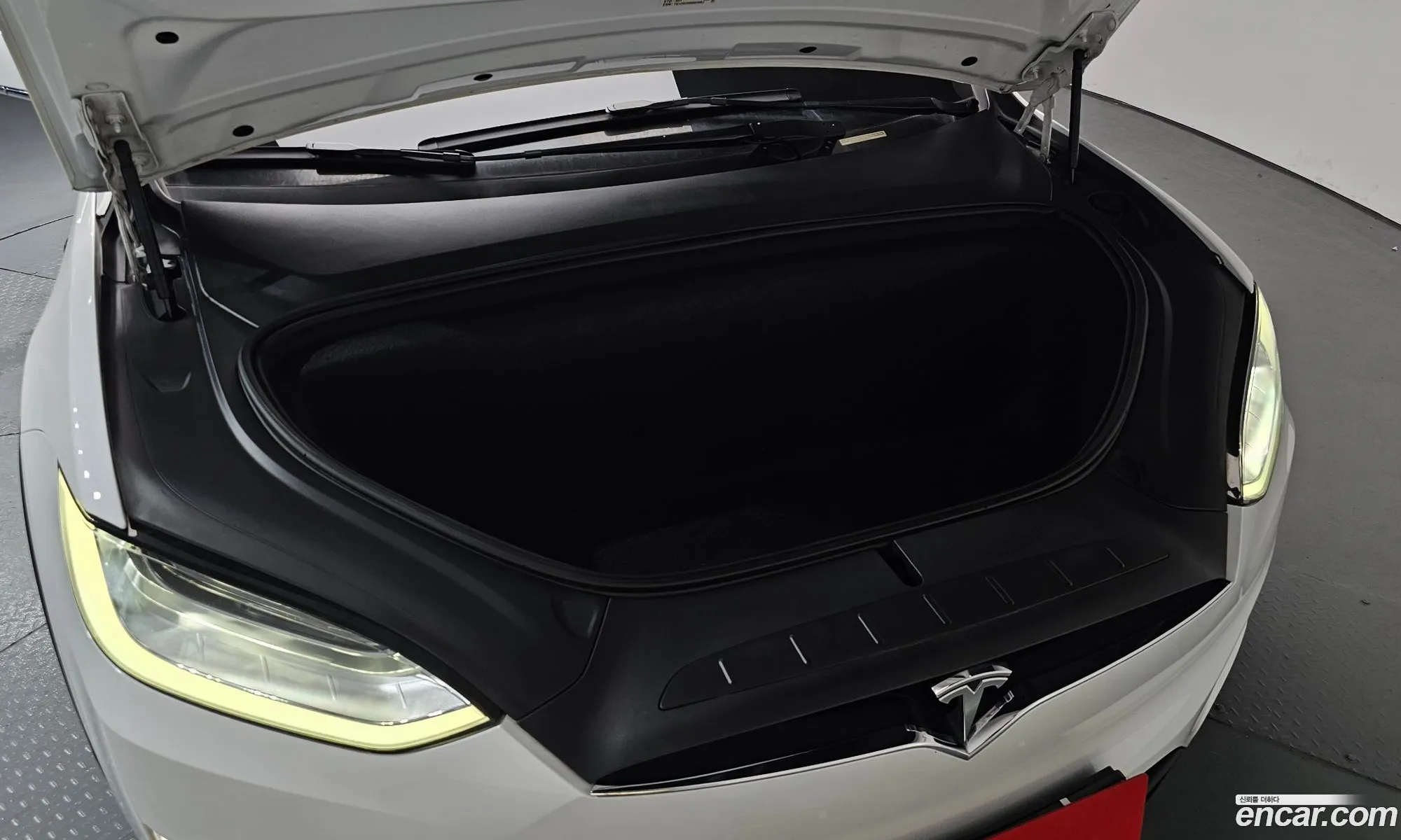 Tesla Model X 2020 — 16