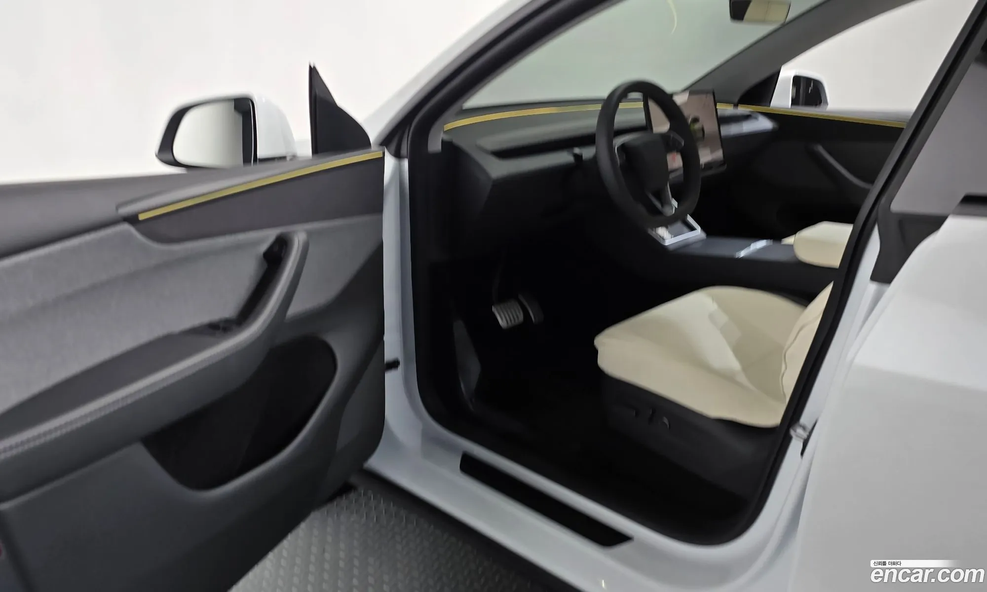 Tesla Model Y 2025 LRWYGCFJ0SC341803 — 17
