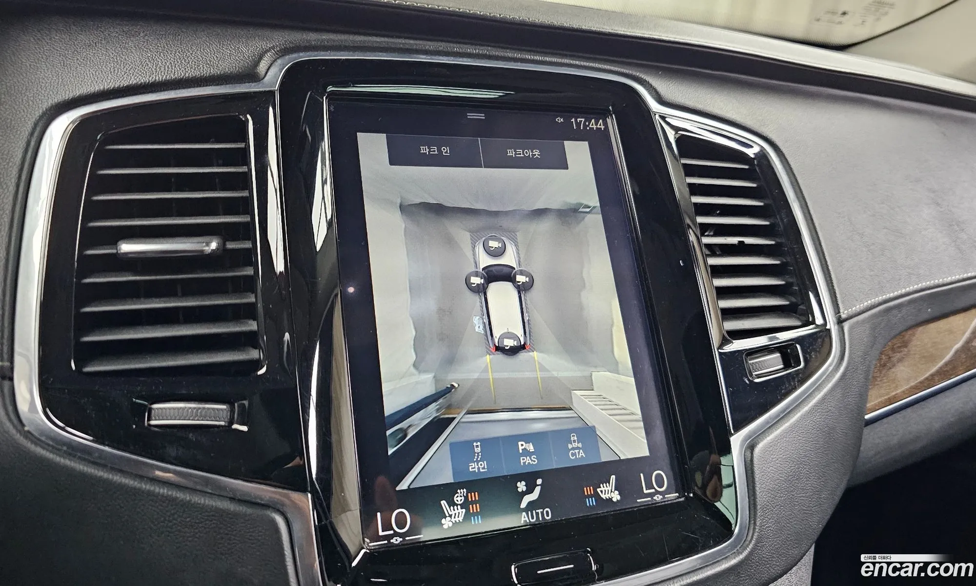 Volvo XC90 2016 YV1LFBC0DH1126582 — 9