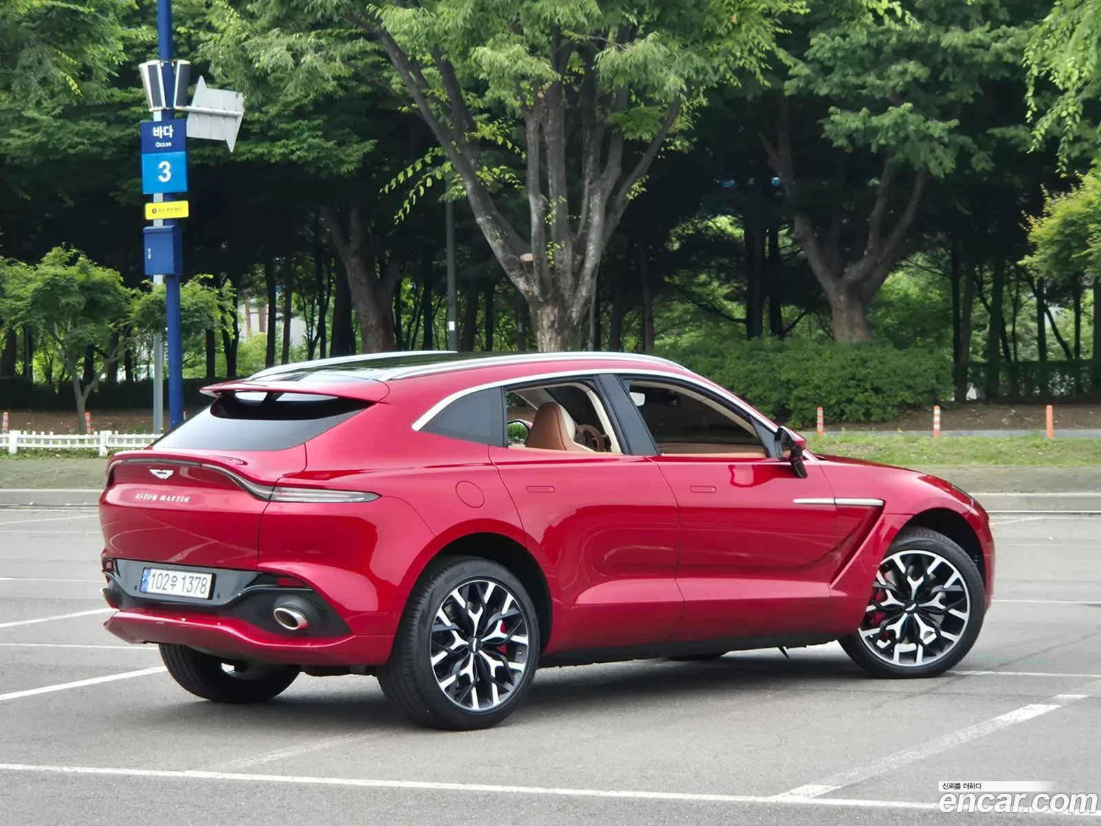 Aston Martin DBX 2022 — 8