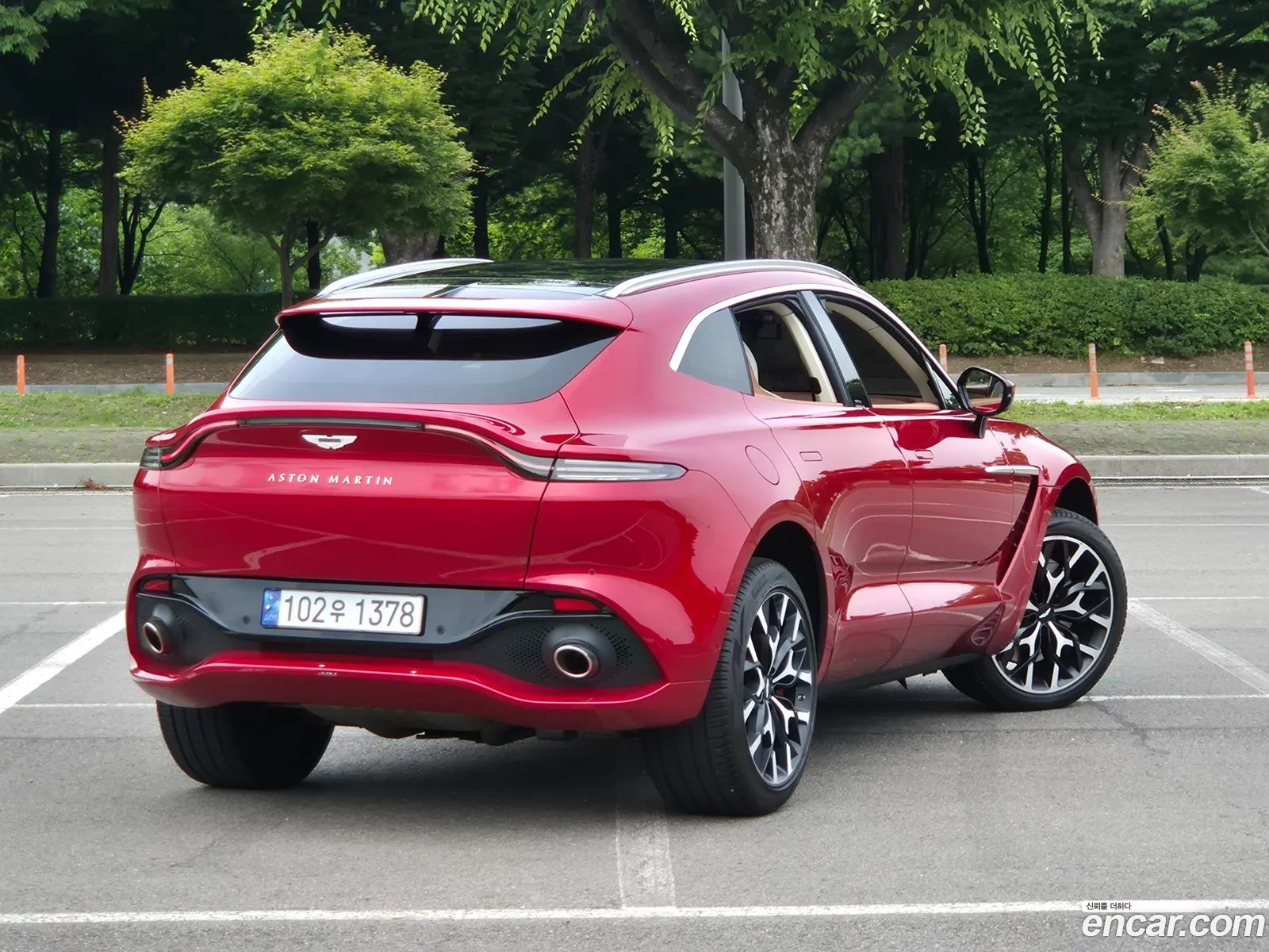 Aston Martin DBX 2022 — 12