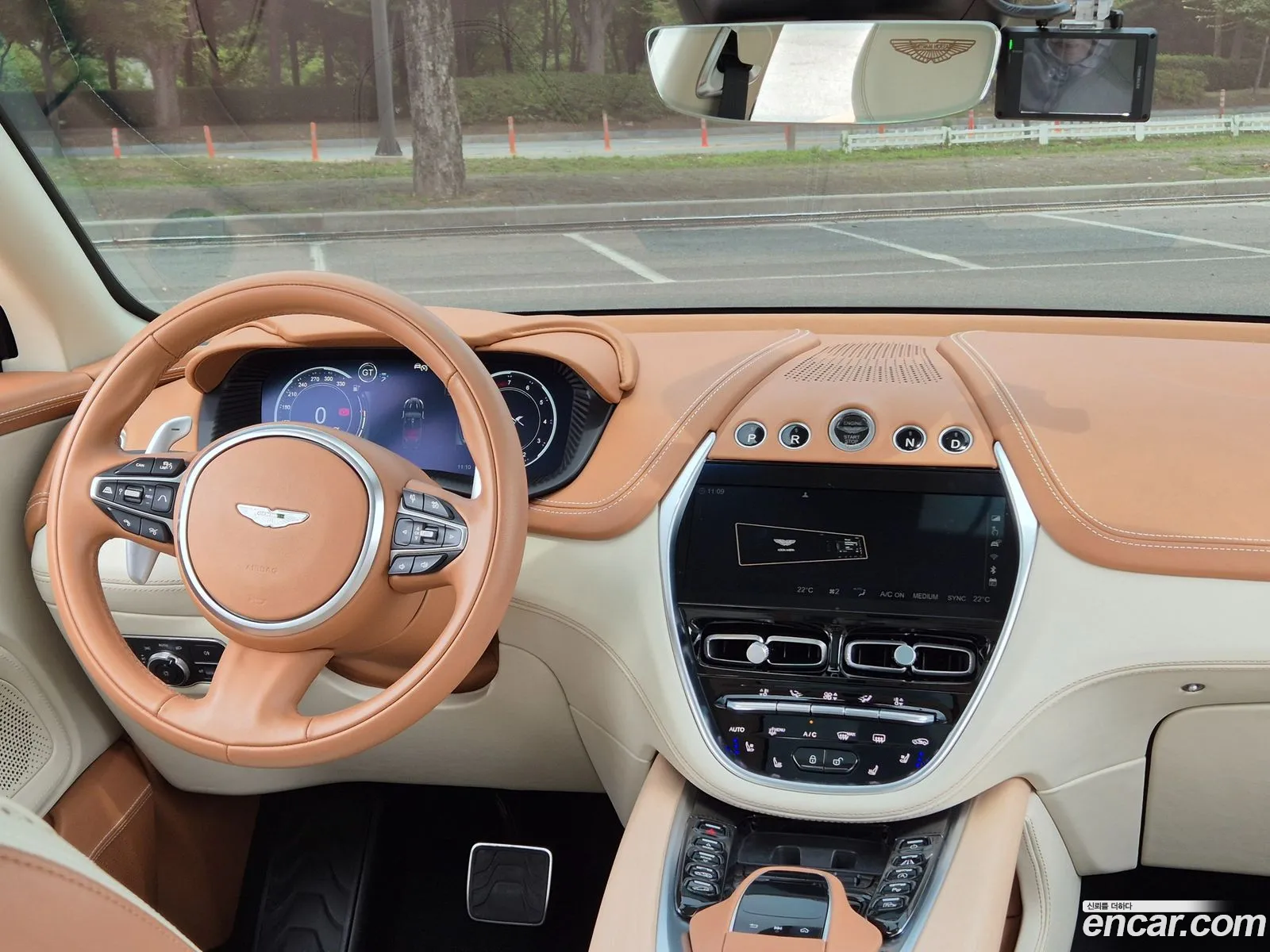 Aston Martin DBX 2022 — 10