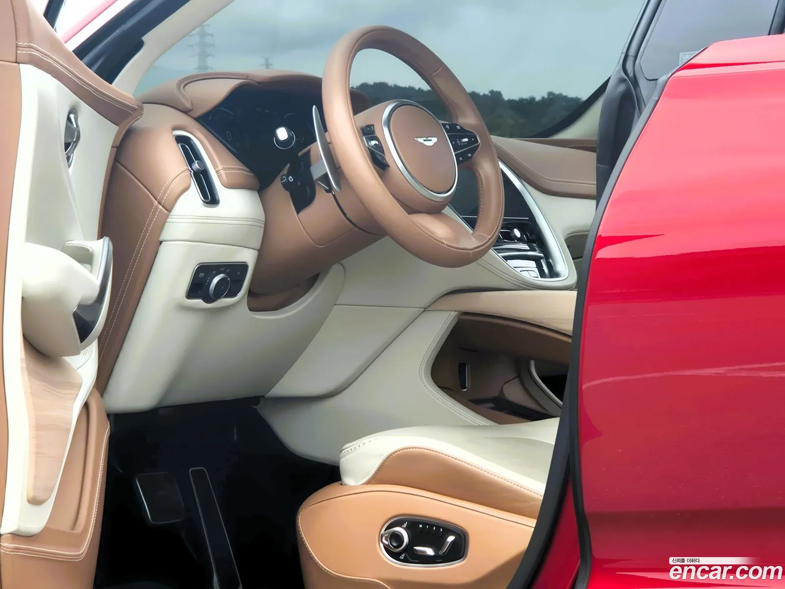 Aston Martin DBX 2022 — 16