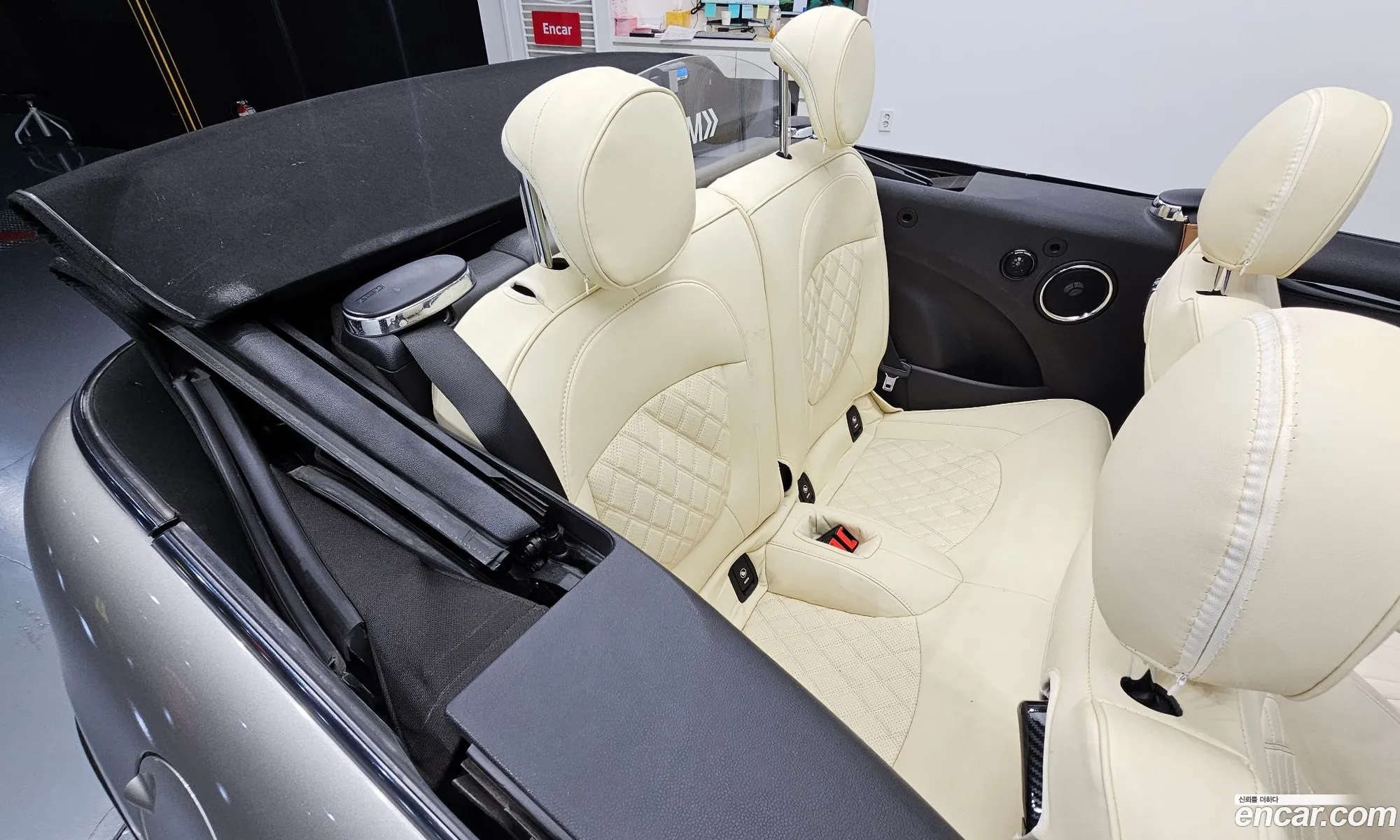 Mini Cooper Convertible 2017 WMWWG5107H3A80179 — 32