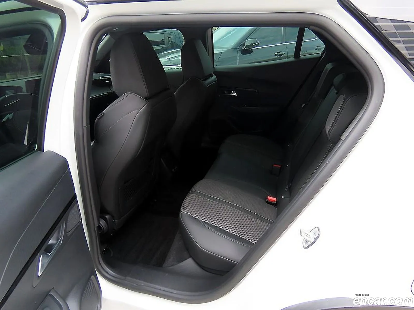 Peugeot e-2008 2023 — 4