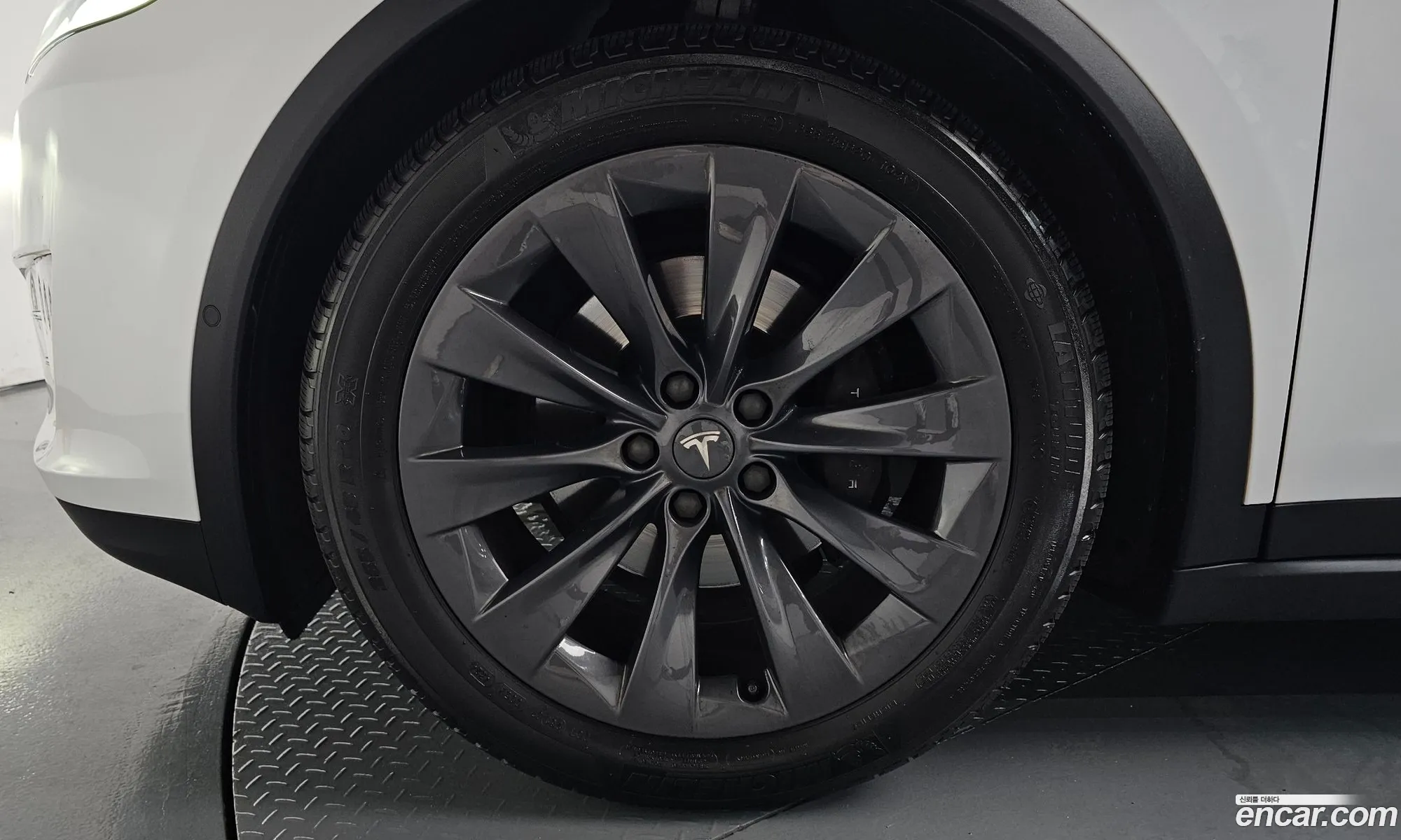 Tesla Model X 2019 5YJXCAE20KF156680 — 25