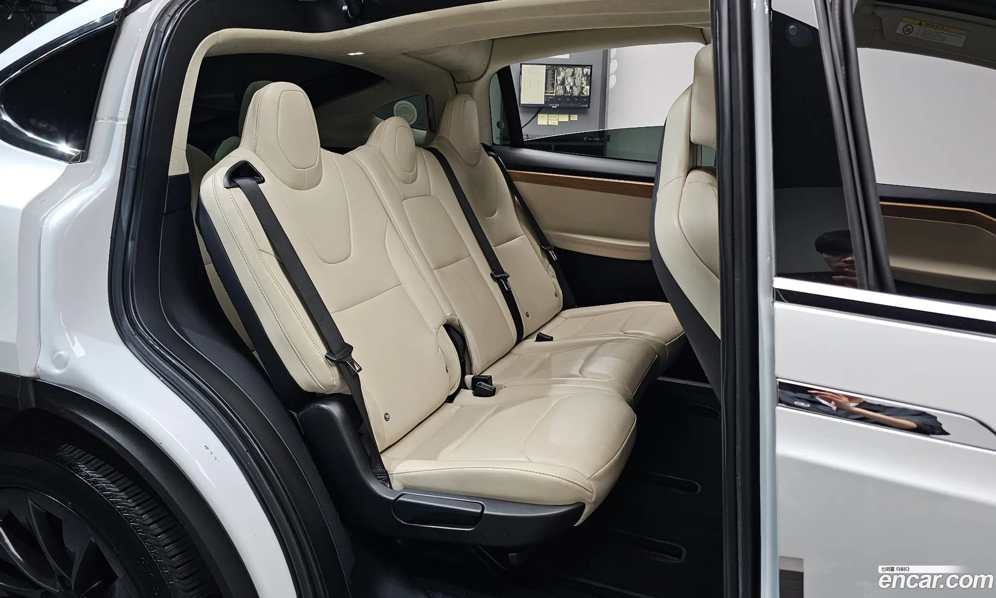 Tesla Model X 2019 5YJXCAE20KF156680 — 32