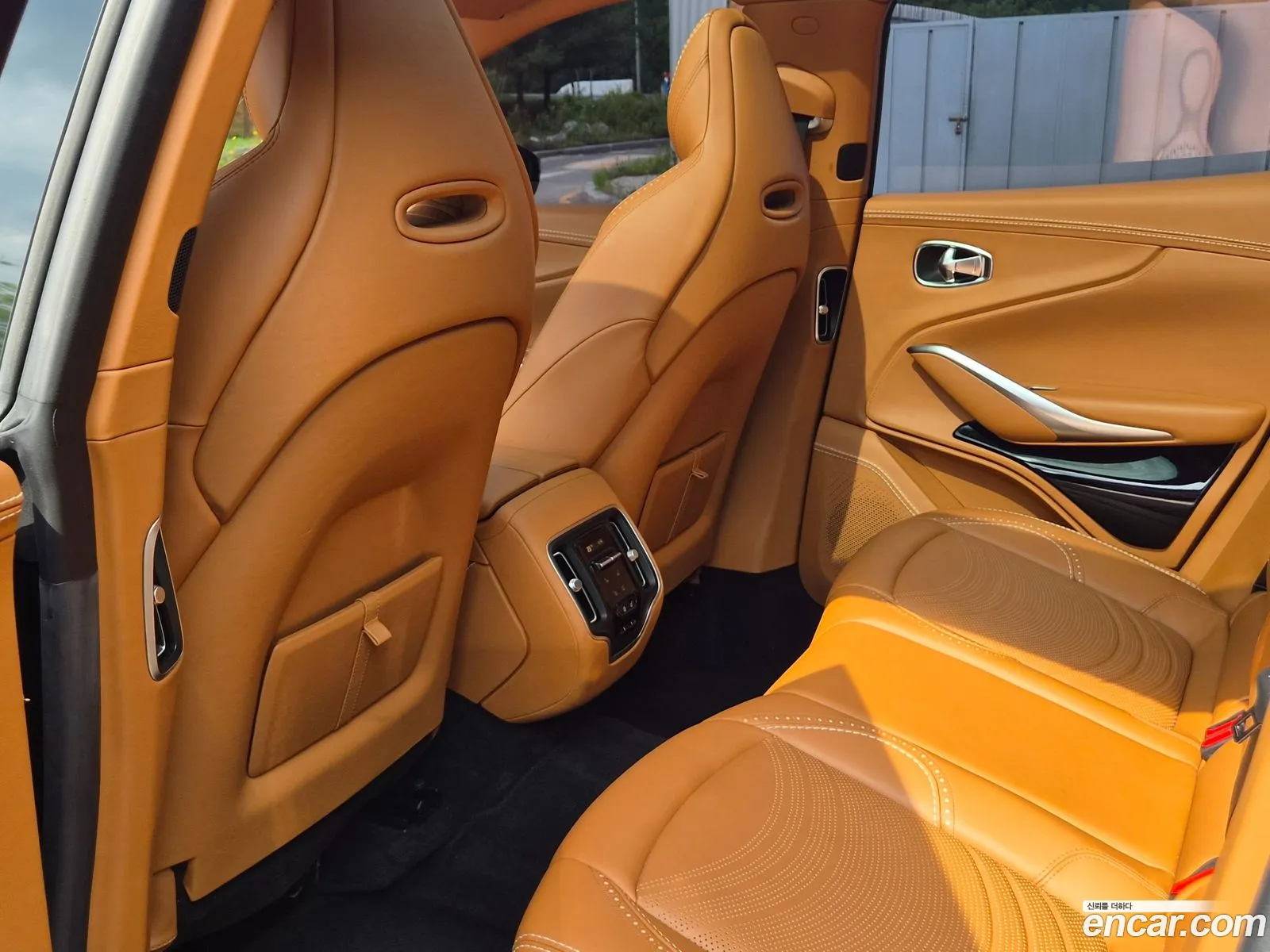 Aston Martin DBX 2023 — 11