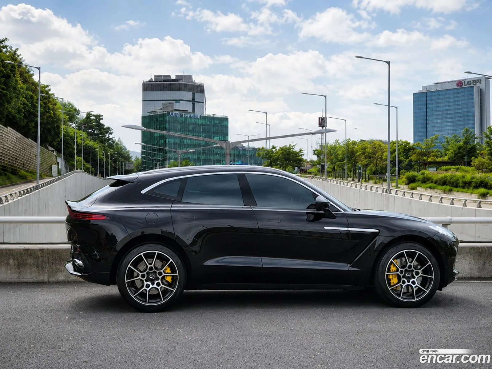Aston Martin DBX 2023 — 3