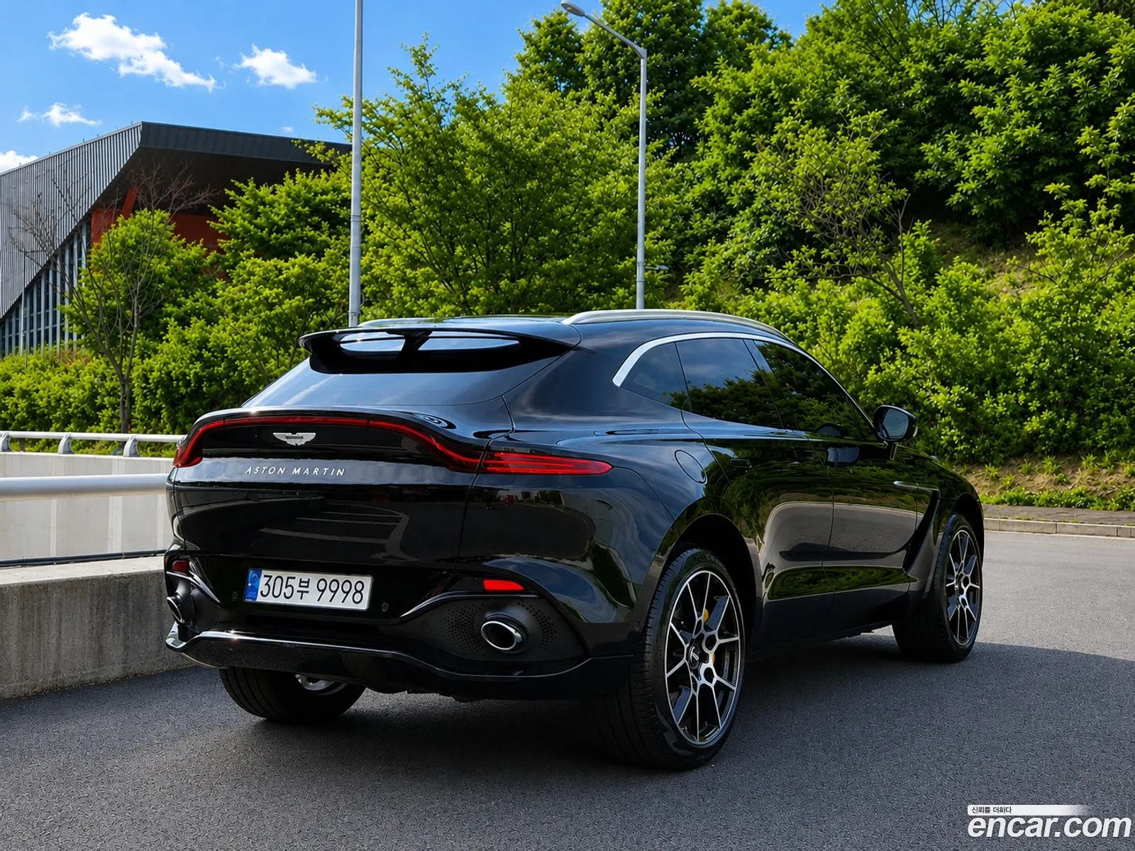 Aston Martin DBX 2023 — 10