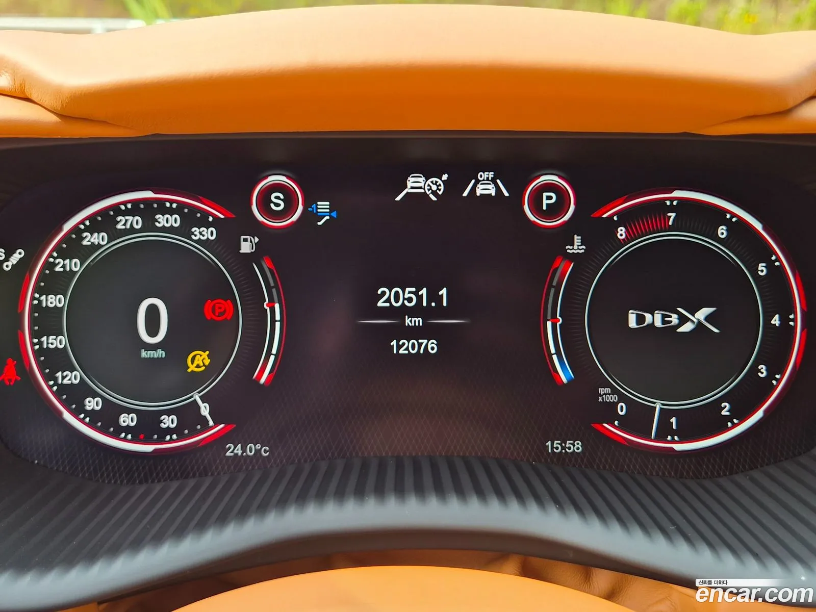 Aston Martin DBX 2023 — 19