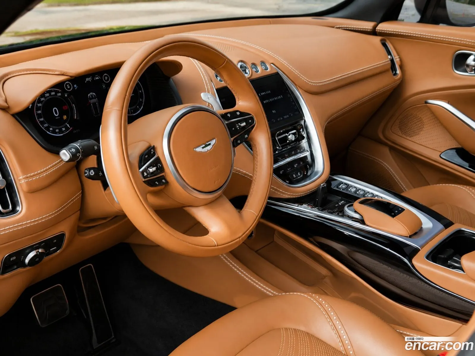 Aston Martin DBX 2023 — 13