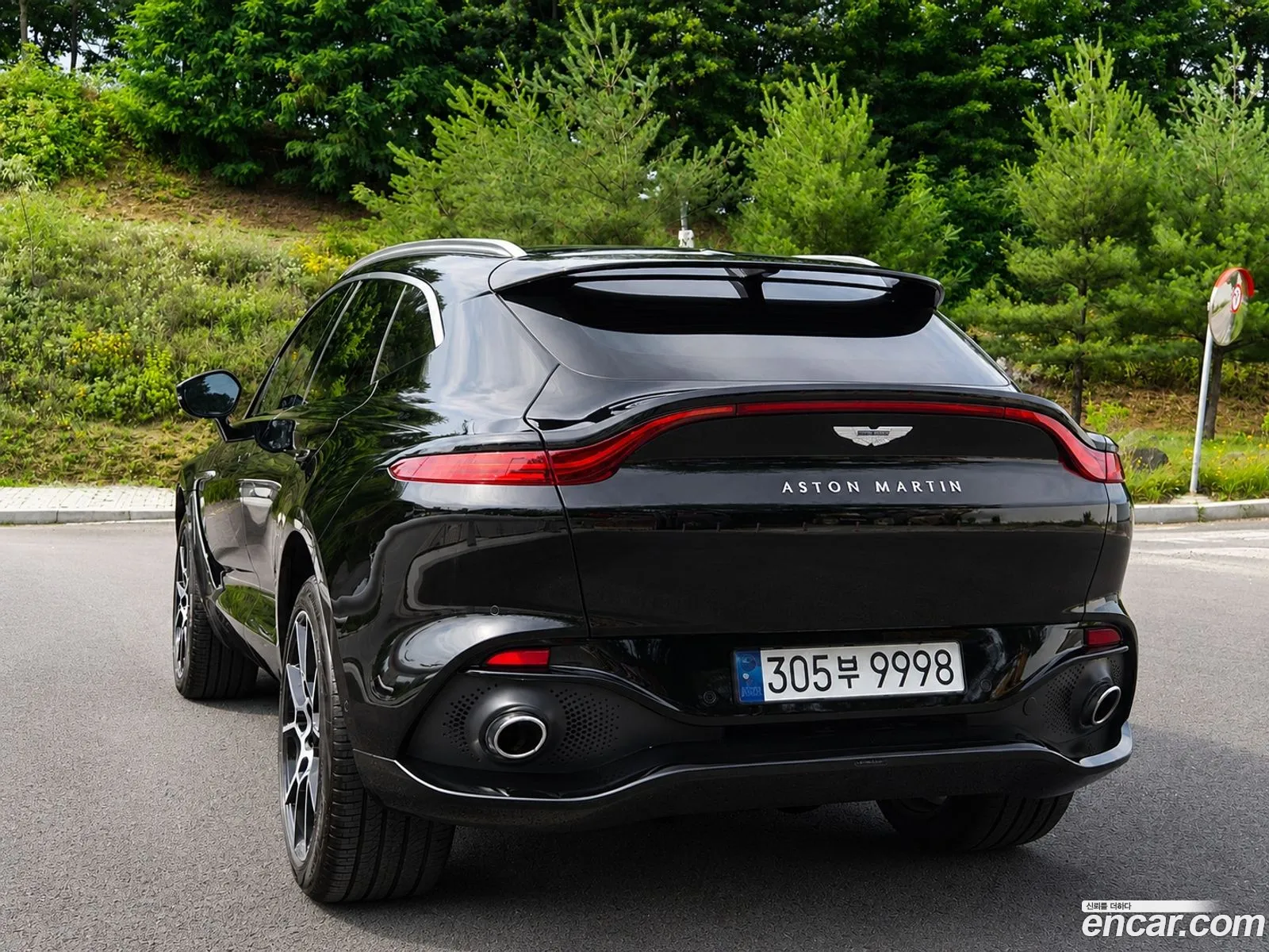 Aston Martin DBX 2023 — 9
