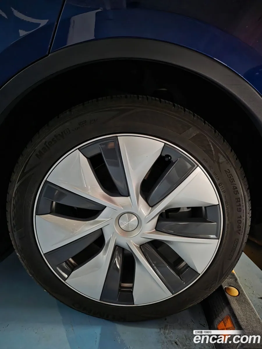 Tesla Model Y 2023 — 4
